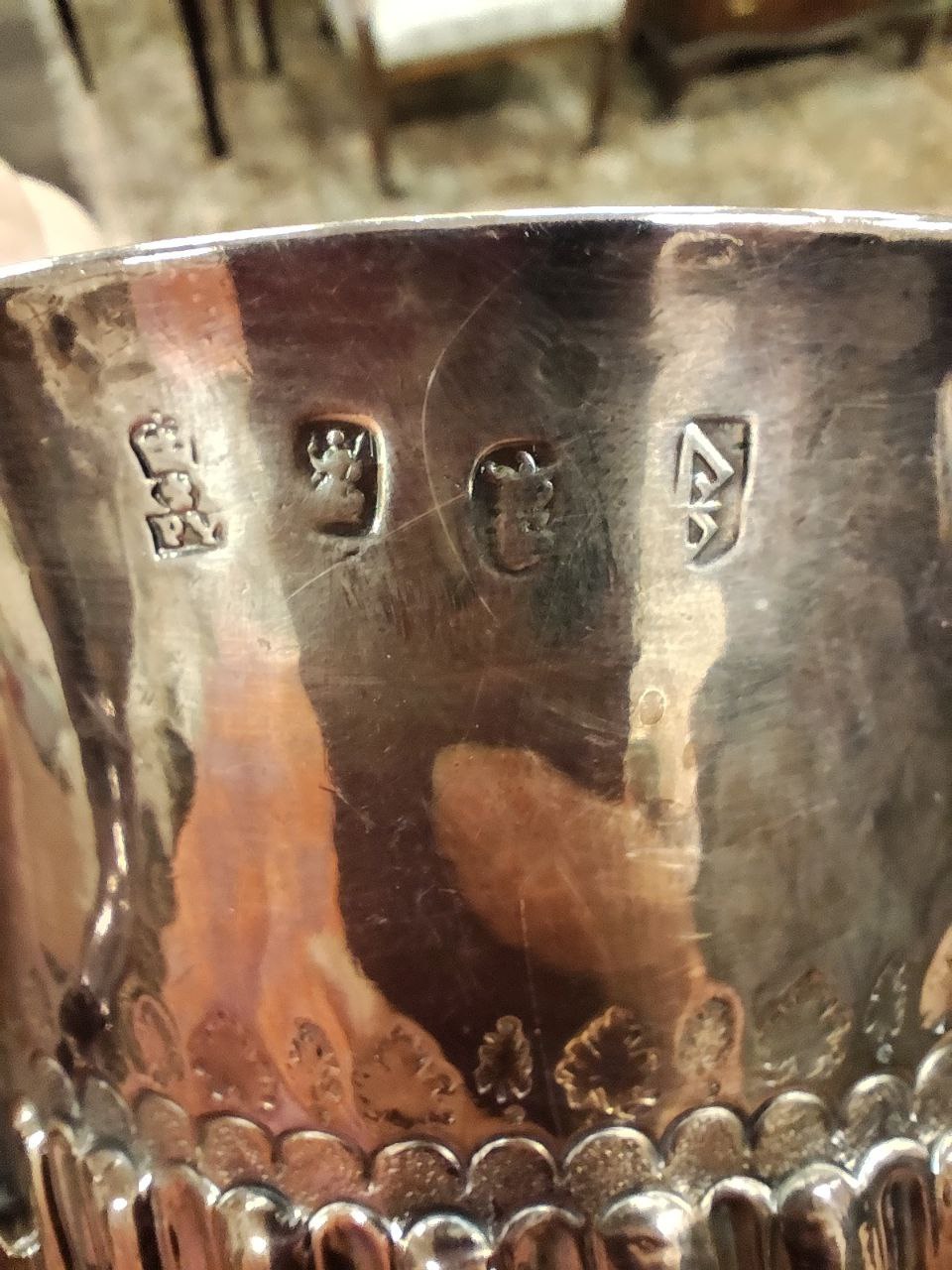 Note: with Britannia marks. An important Irish Charles II silver two handled Porringer, by P.V., - Bild 2 aus 6