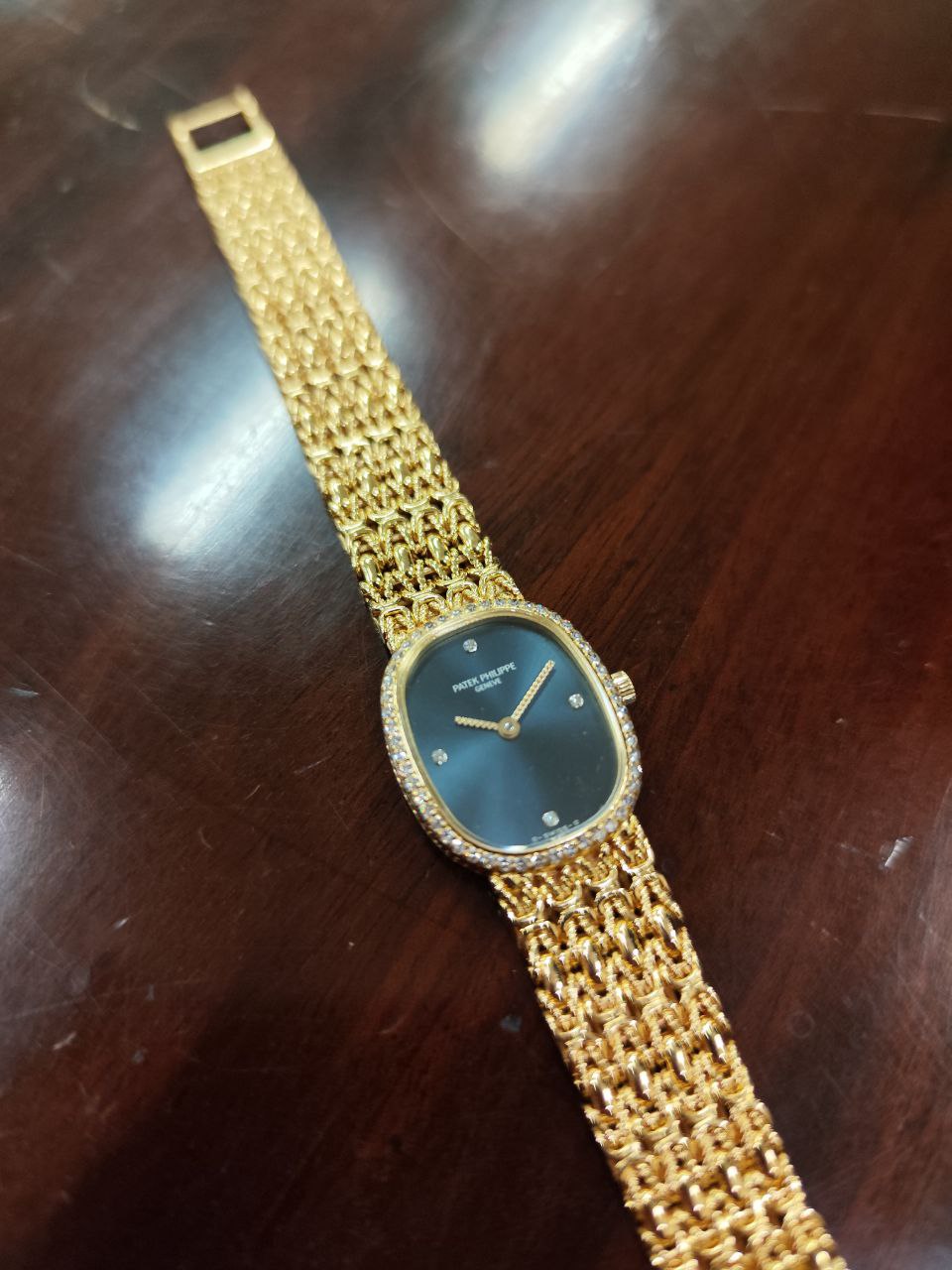 A Ladies Patek Philippe 18ct gold Wrist Watch, the sapphire and face set with four diamonds on the - Bild 8 aus 9