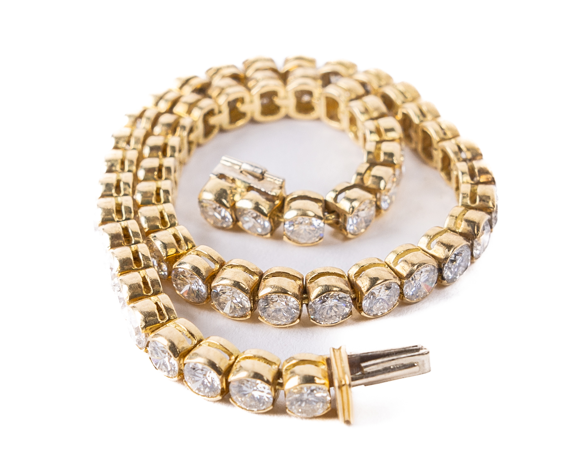 An attractive 18ct yellow gold Tennis Bracelet, (14.8gms) set with 52 diamonds (6.76tcs) GVS2,