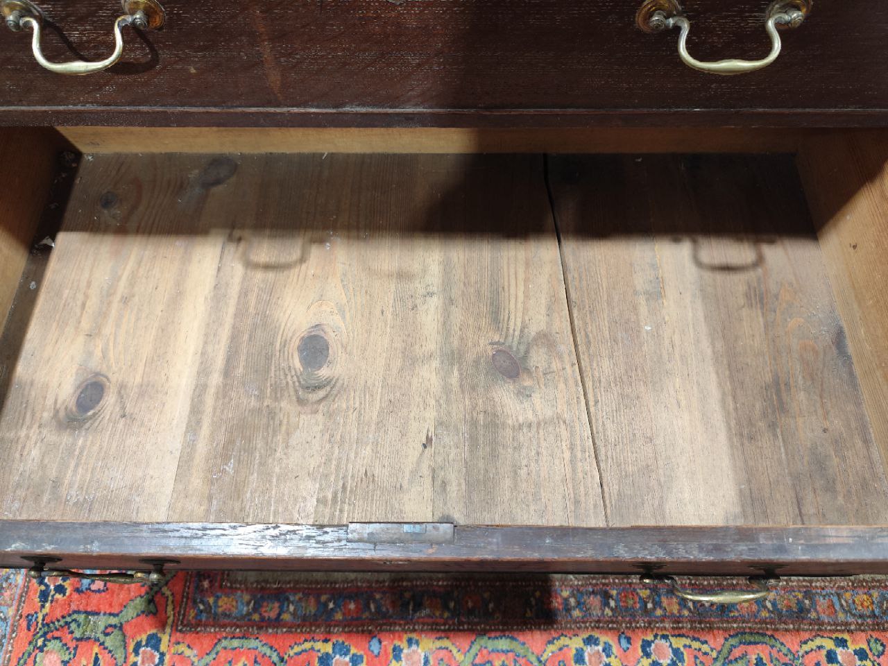 A Georgian Provincial oak Chest of Drawers, with tray top over two short and three long drawers with - Image 5 of 10