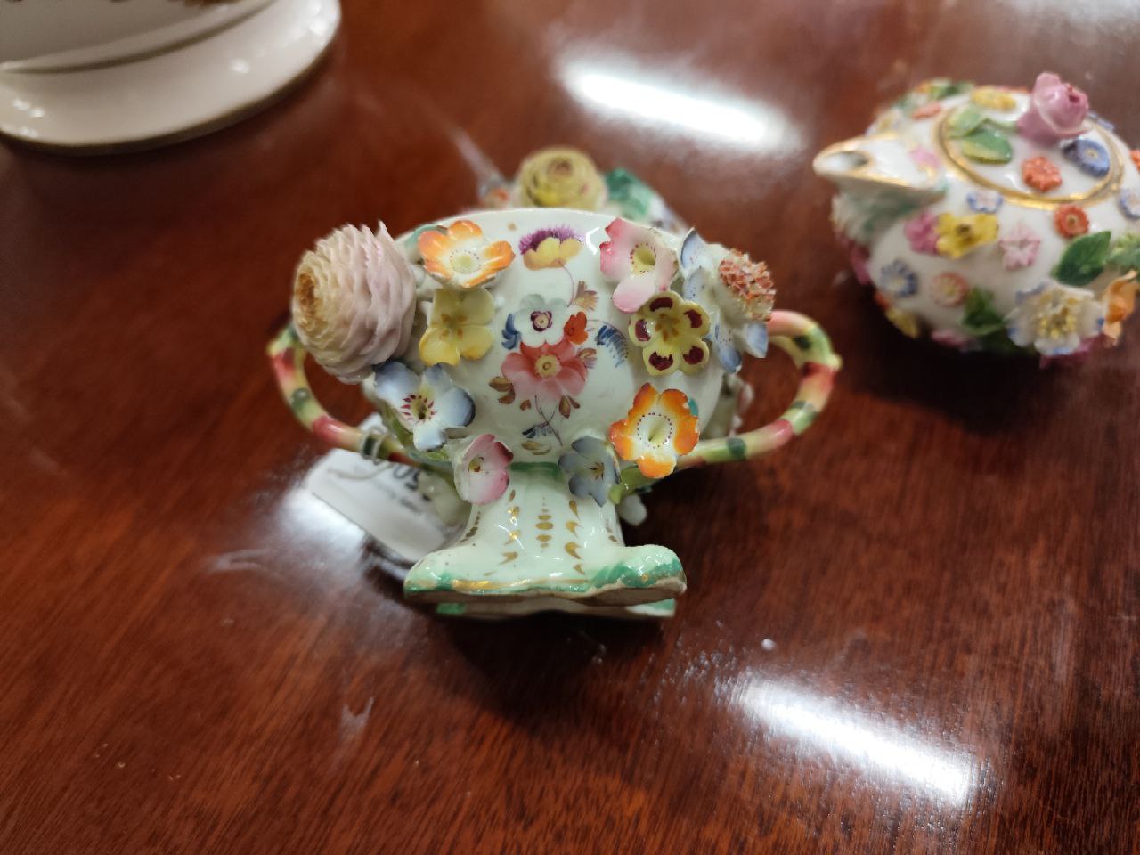 A small 19th Century Meissen Cup and Saucer, with encrusted flowers and painted with insects; a - Bild 5 aus 6