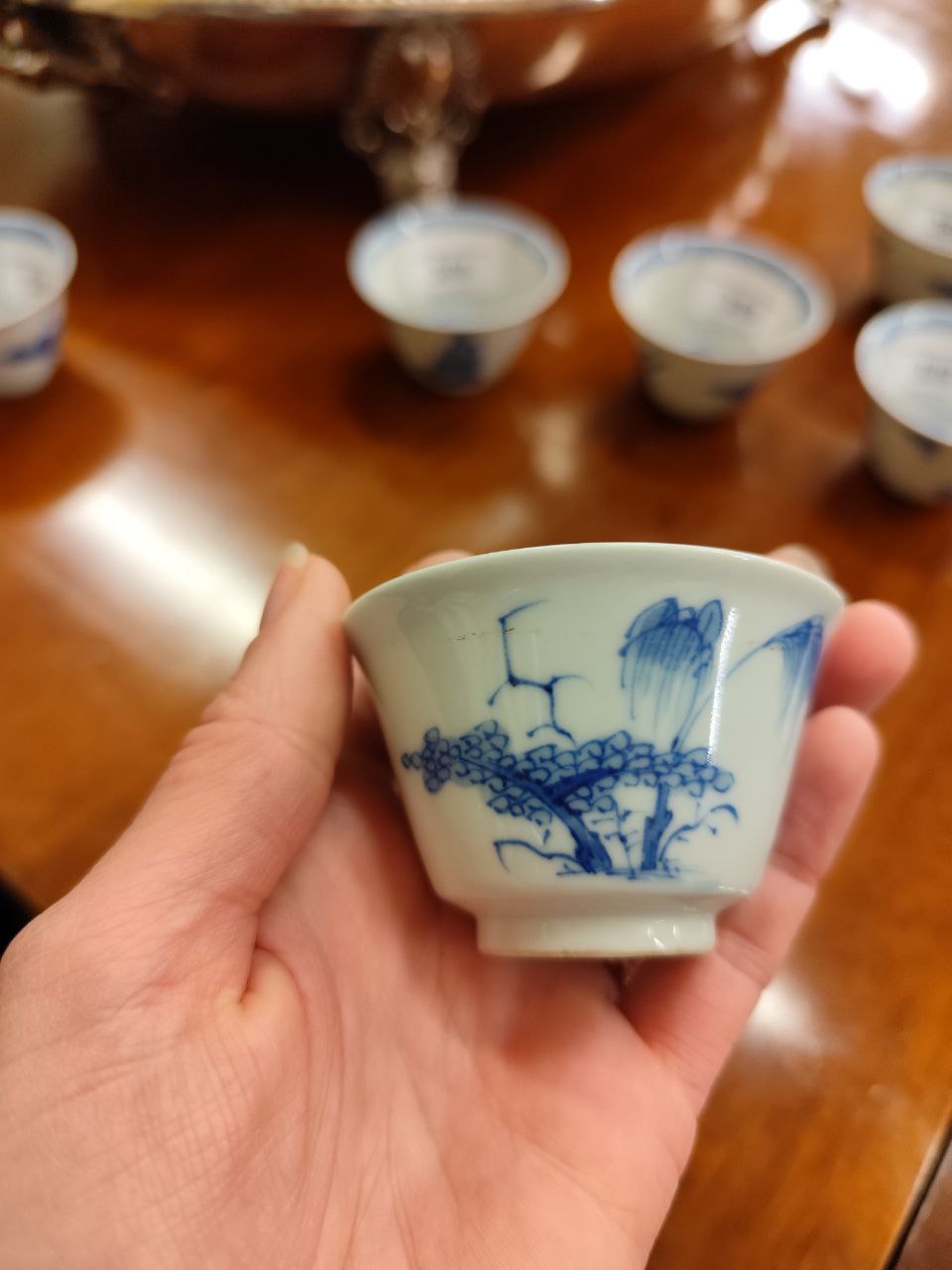 A set of 6 Chinese blue and white Tea Cups, each with landscape medallion interior, the exterior - Image 3 of 6