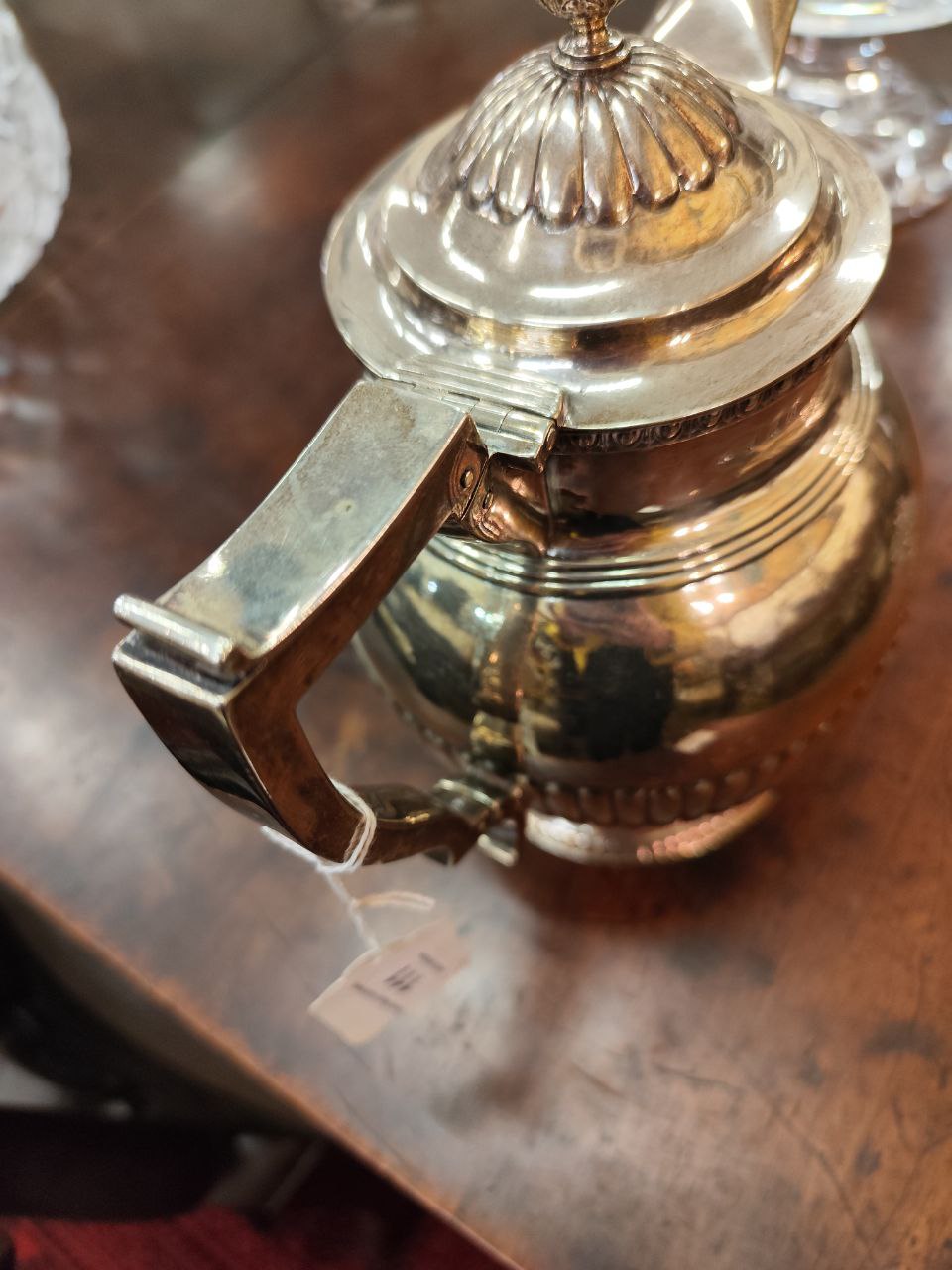 A quality Irish silver Georgian period Hot Water Jug, the domed hinged lid with pomegranate - Image 7 of 8
