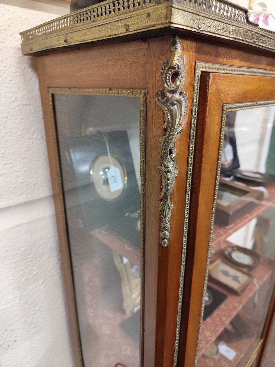 An early 20th Century French Verni Martin style brass mounted Vitrine, the three-quarter gallery - Bild 4 aus 7