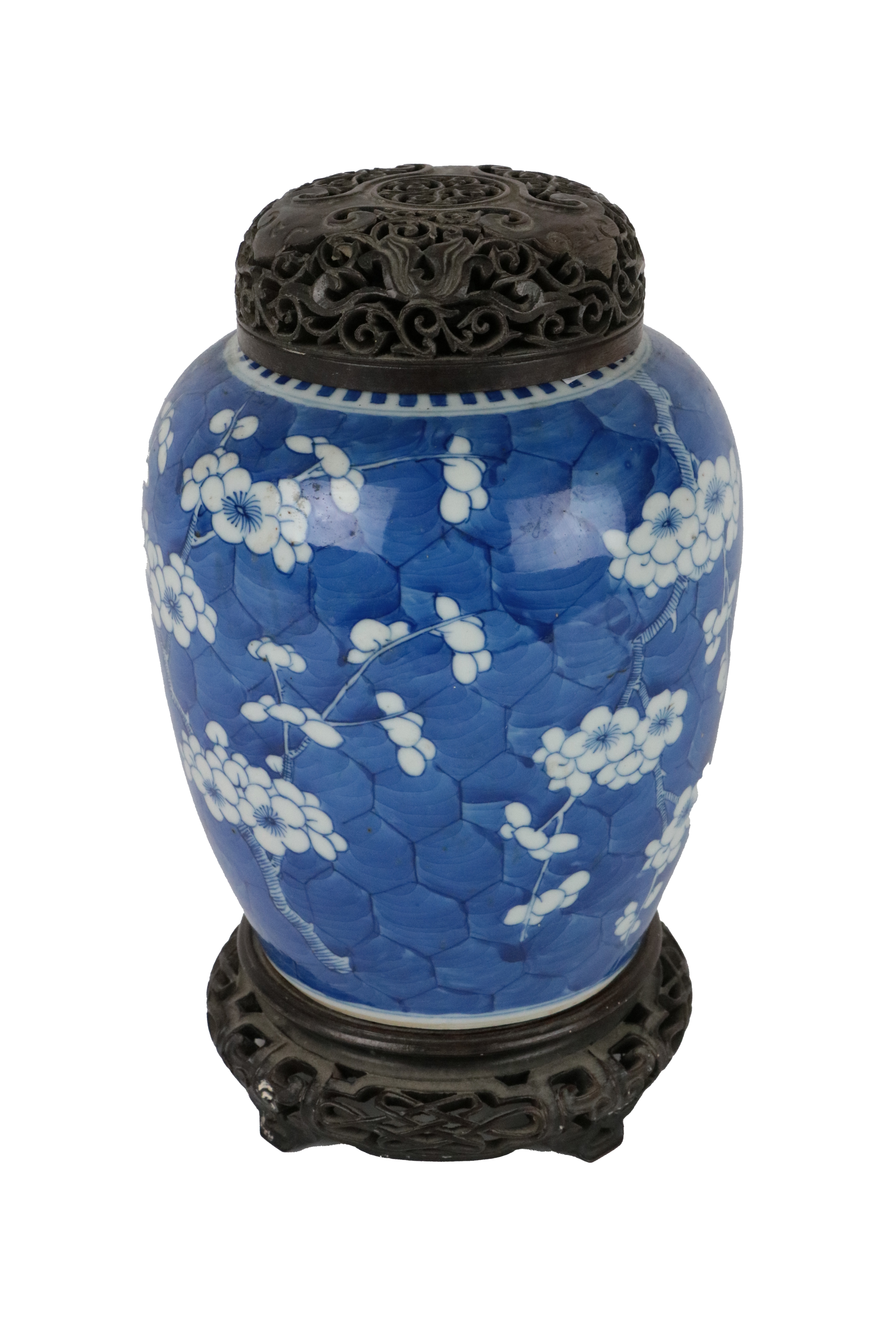 A fine quality early blue and white Chinese Ginger Jar, possibly Kangxi (1662-1722), decorated