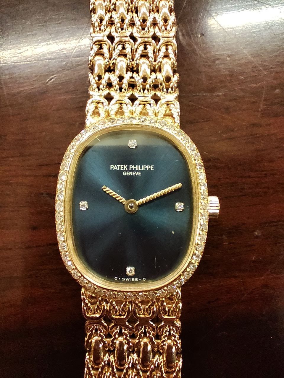 A Ladies Patek Philippe 18ct gold Wrist Watch, the sapphire and face set with four diamonds on the - Bild 5 aus 9