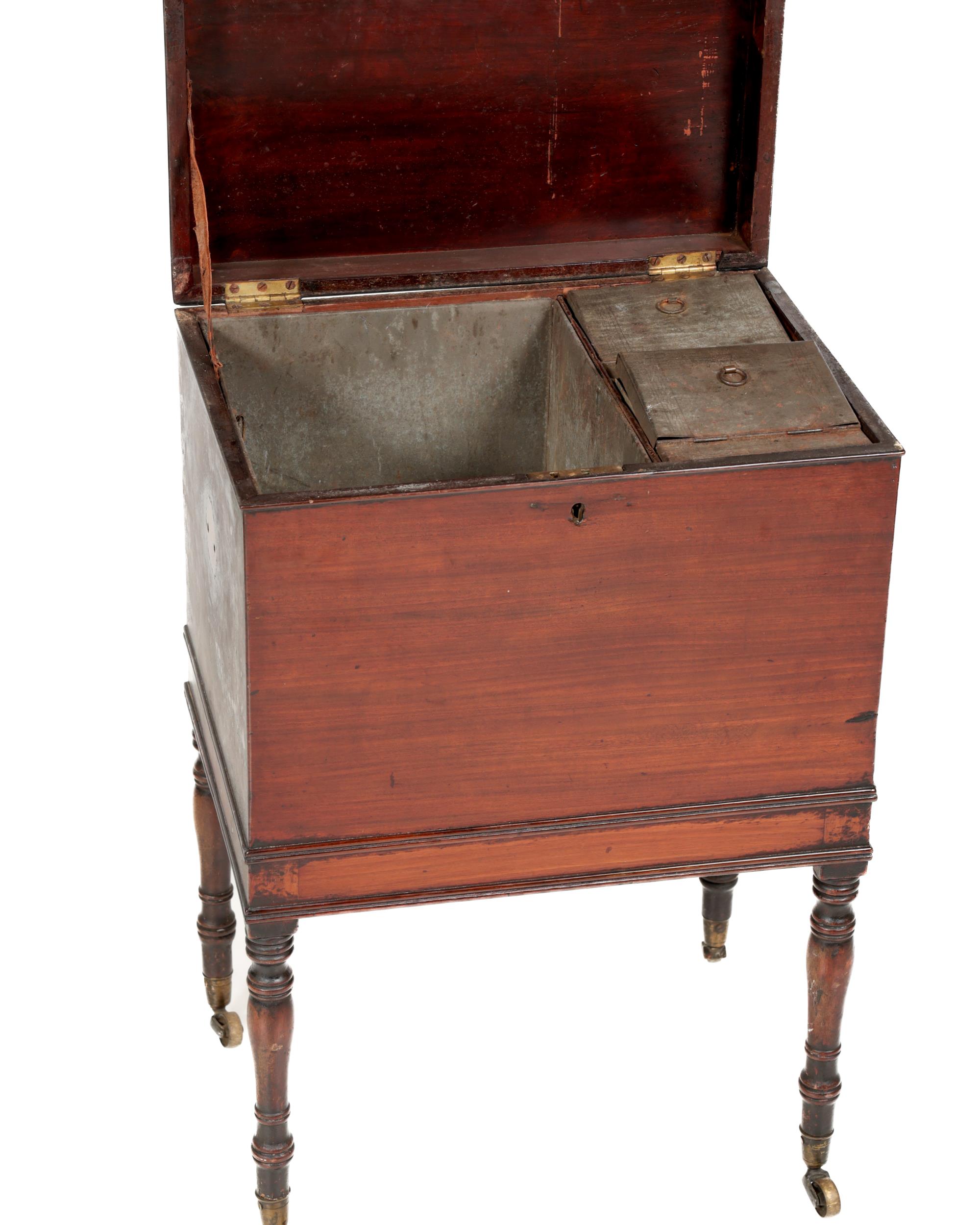 A Georgian period mahogany Tea Caddy, on stand, the lift top opening to reveal metal lined - Bild 2 aus 2