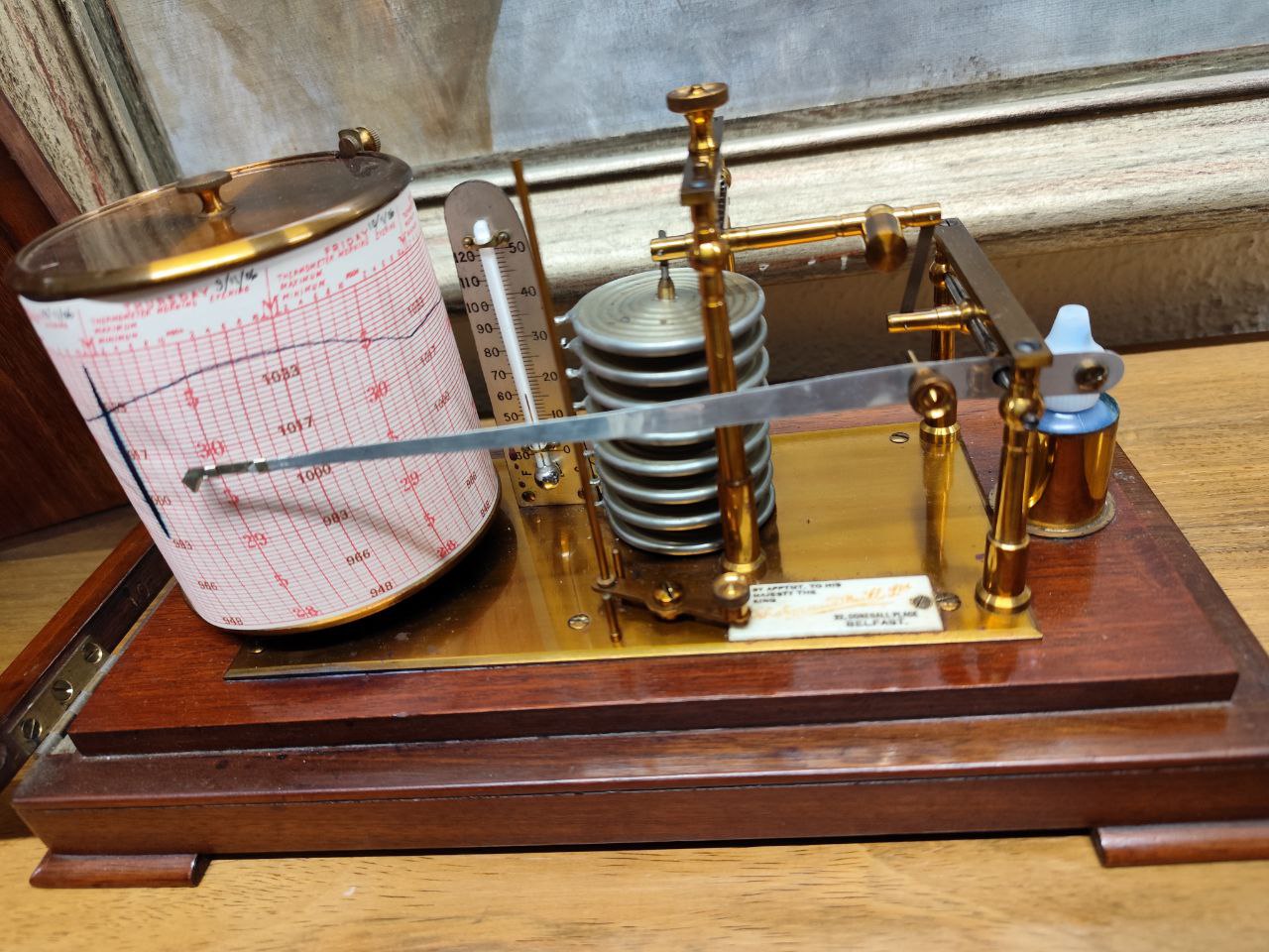 A very good 20th Century mahogany cased Barograph, by Shelman Mc Neill, 22 Donegal Place, Belfast, - Bild 4 aus 5