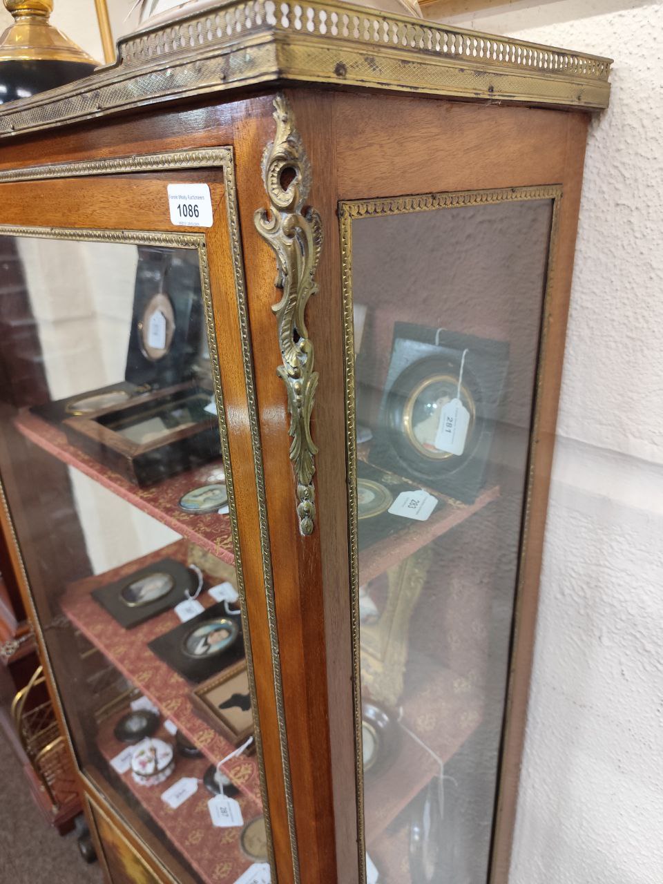 An early 20th Century French Verni Martin style brass mounted Vitrine, the three-quarter gallery - Bild 3 aus 7