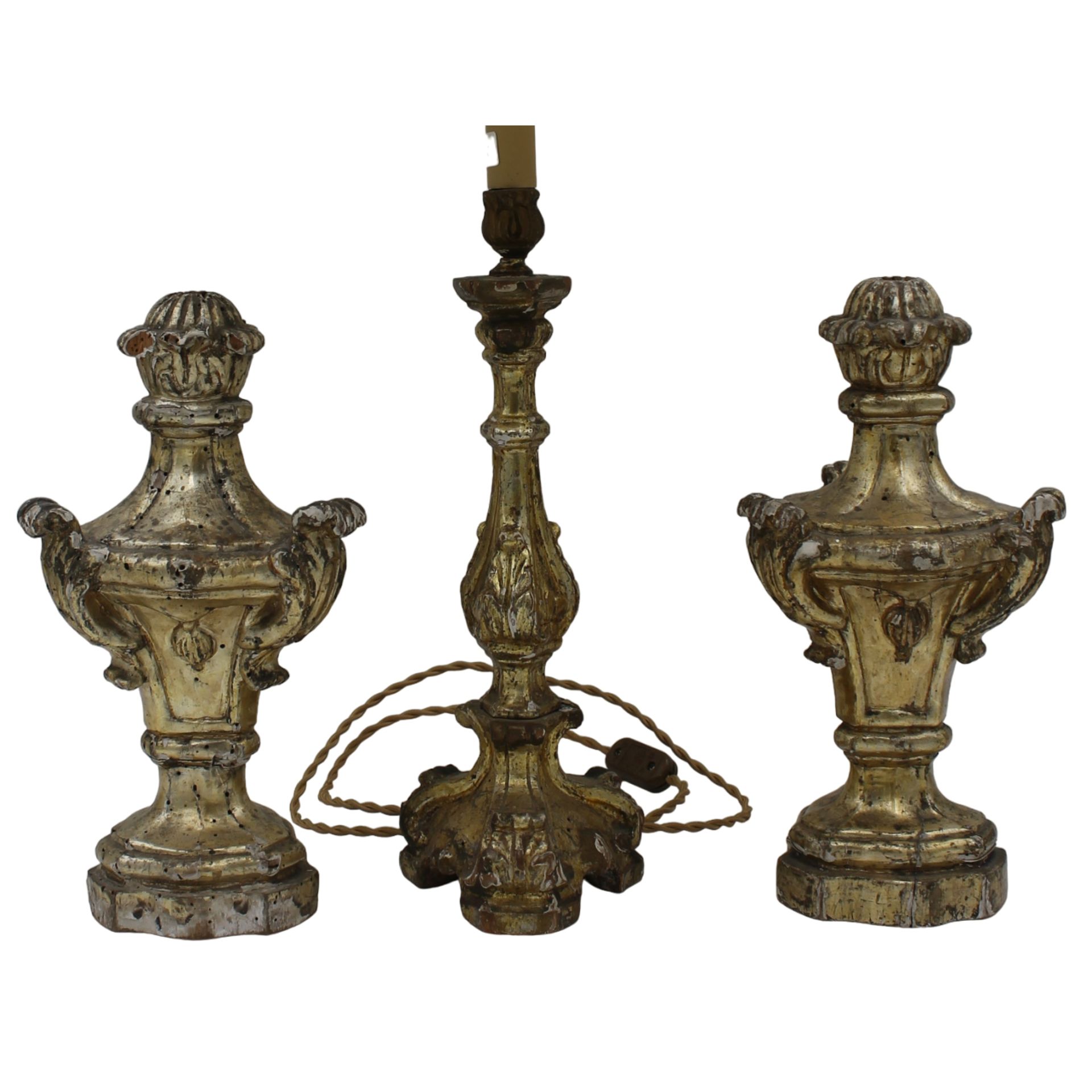 Lotto di un torciere e due pigne - Lot of a torch holder and two pine cones