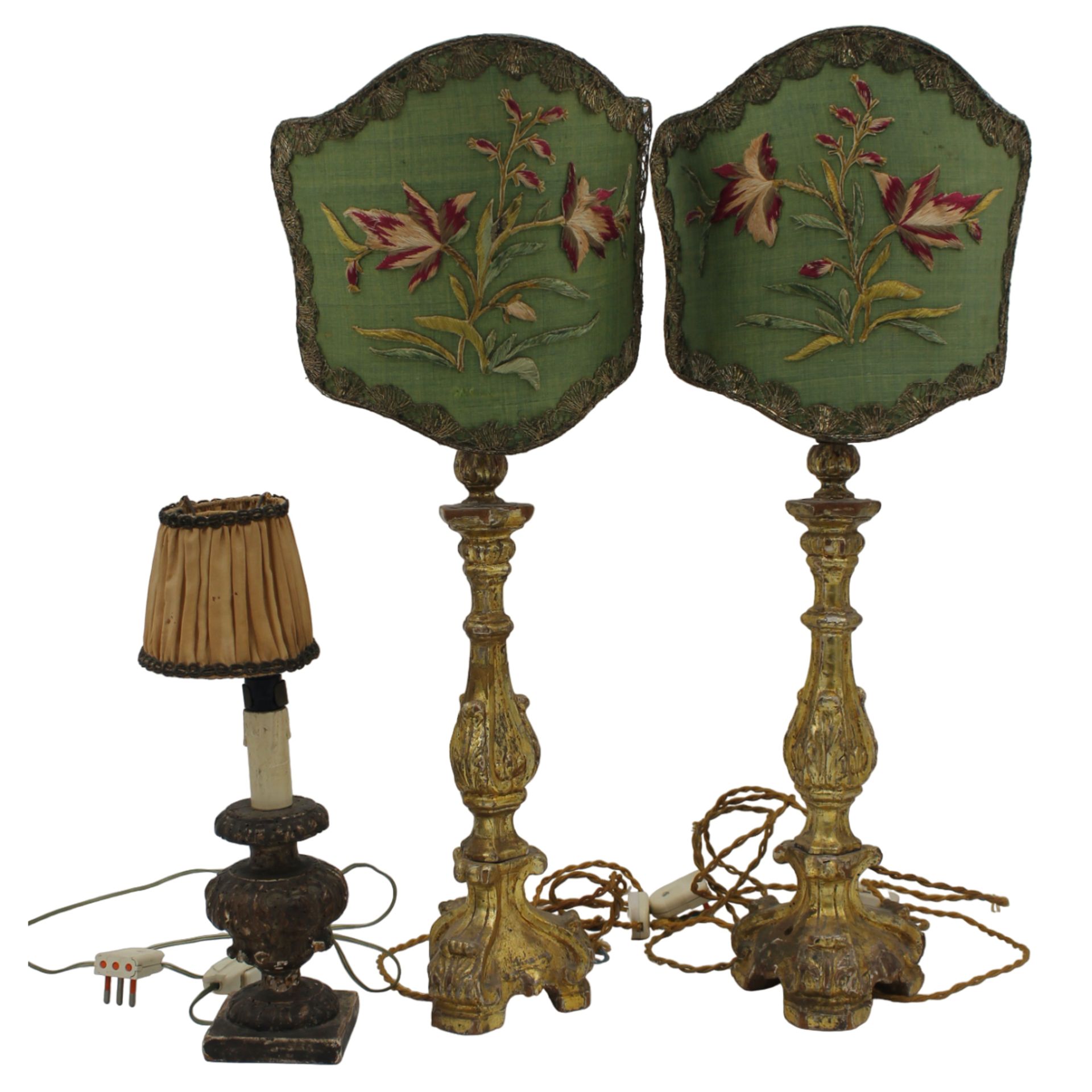 Coppia torcieri e una pigna - Pair of torch holders and a pine cone