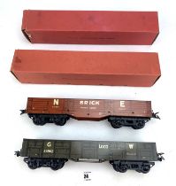 2 Hornby wagons