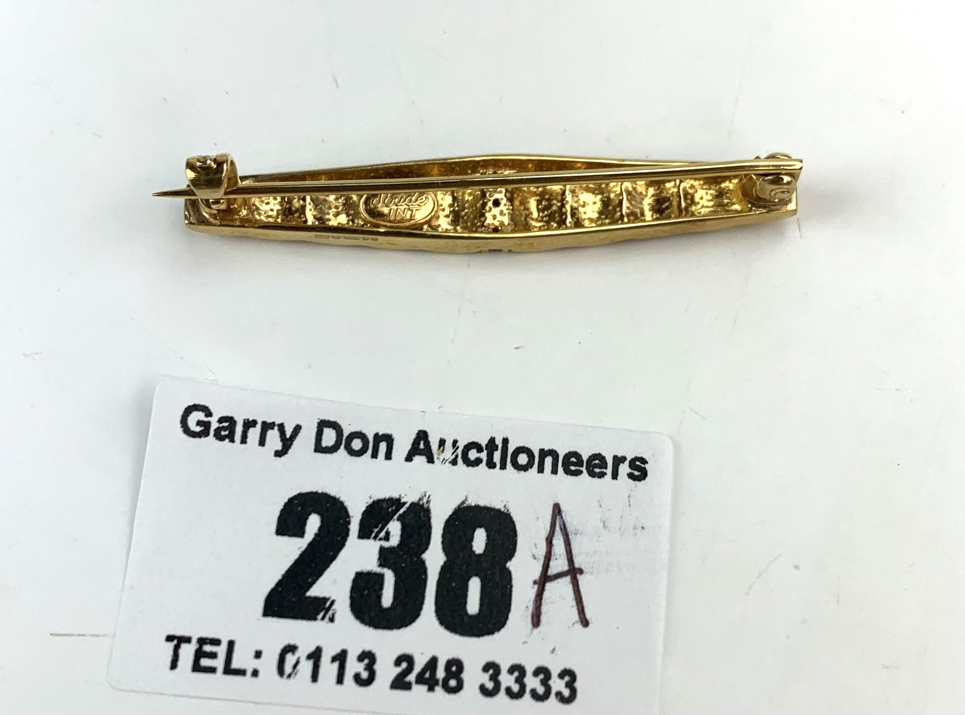 9k gold diamond bar brooch - Image 3 of 3