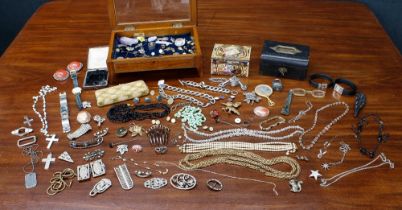 Collection of assorted costume jewellery and wristwatches; pearls, brooches various, earrings and