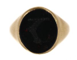 18ct yellow gold intaglio bloodstone ring, depicting a crest, probably London 1909, 15mm, 6.1gm,