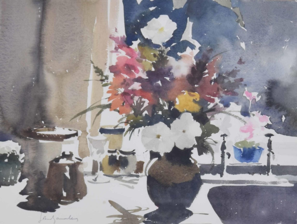 John Yardley Hon., Rtd., RI., (b. 1933) - Still life of flowers in a brown vase upon a draining - Bild 2 aus 3