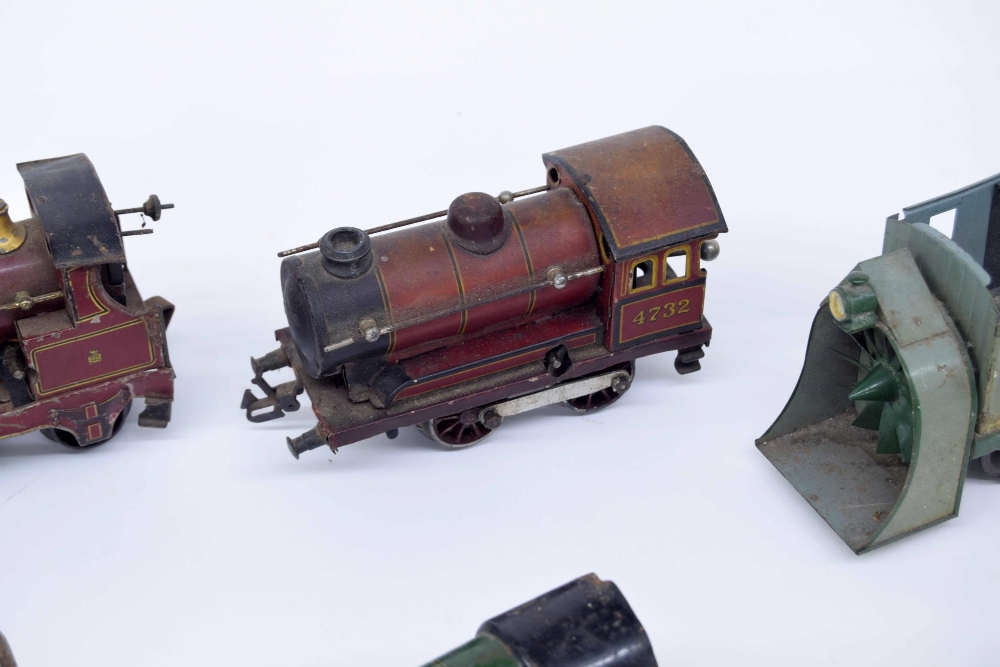 Small group of assorted early clockwork tin plate steam trains and rolling stock, including Hornby - Image 3 of 4