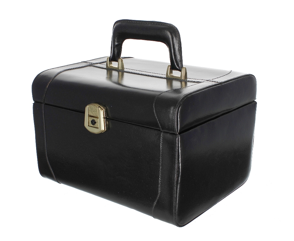 Franzen leather vanity case, the hinged cover with carry-handle, enclosing a plastic bottle and - Bild 2 aus 2