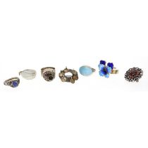 Five silver rings and two brooches, 50.8gm (631)