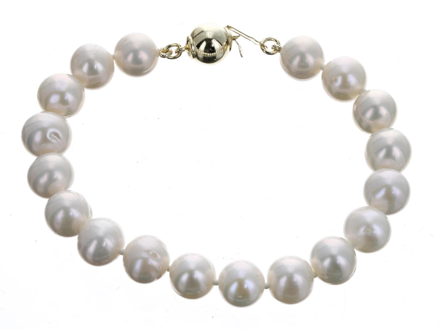 Attractive modern white cultured pearl bracelet with gold plated silver ball clasp, 17.9gm, the