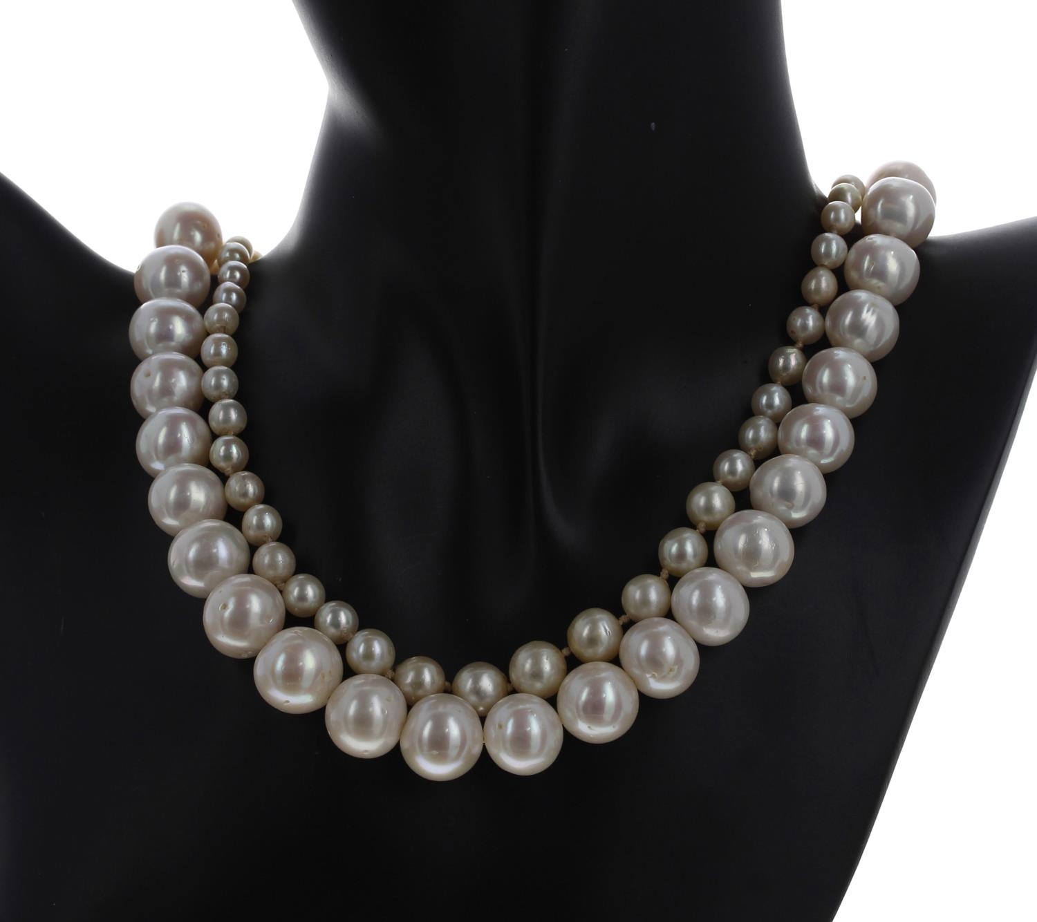 South Sea cultured pearl necklace, with a white metal clasp, 100.6gm, the pearls 12-14mm, 20" long
