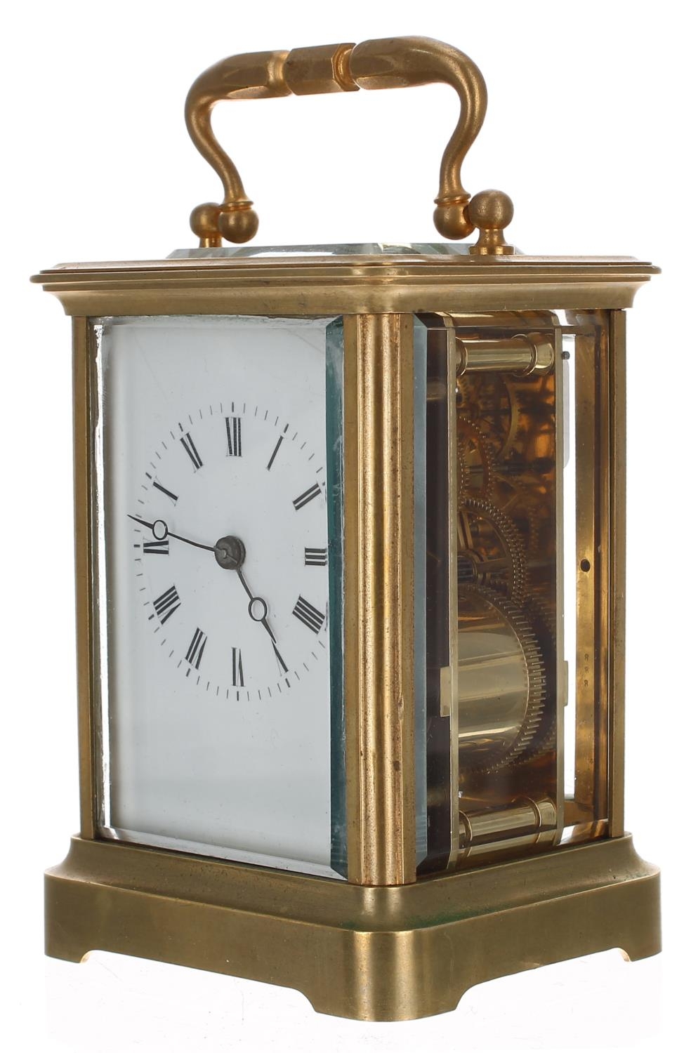 French brass carriage clock striking on a bell, within a corniche brass case, 6.5" high (key); - Bild 2 aus 4