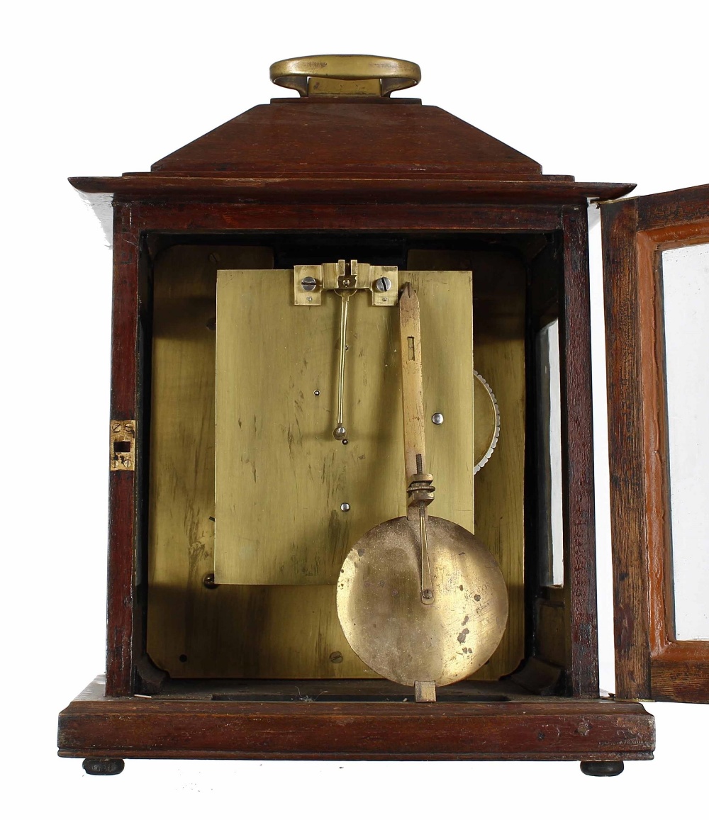 Stained wooden single fusee bracket clock, the 7.5" square brass dial plate with applied silvered - Bild 3 aus 3