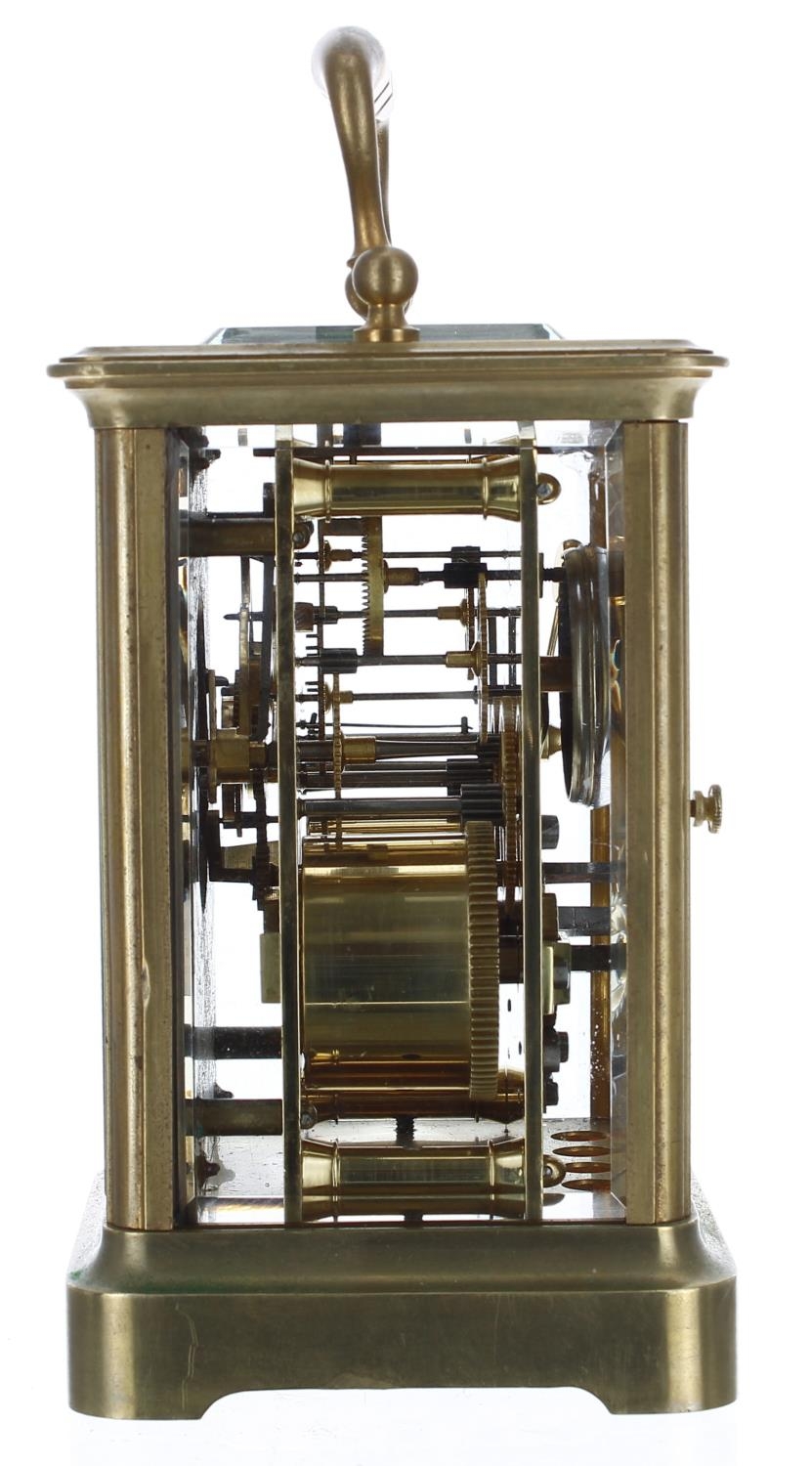 French brass carriage clock striking on a bell, within a corniche brass case, 6.5" high (key); - Bild 3 aus 4