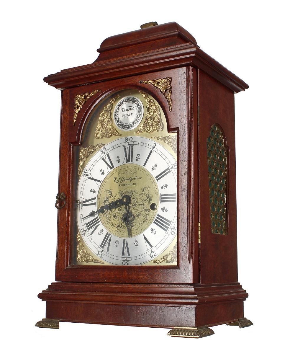 Contemporary mahogany three train bracket clock, the 7" silvered chapter ring enclosing a foliate - Bild 2 aus 3