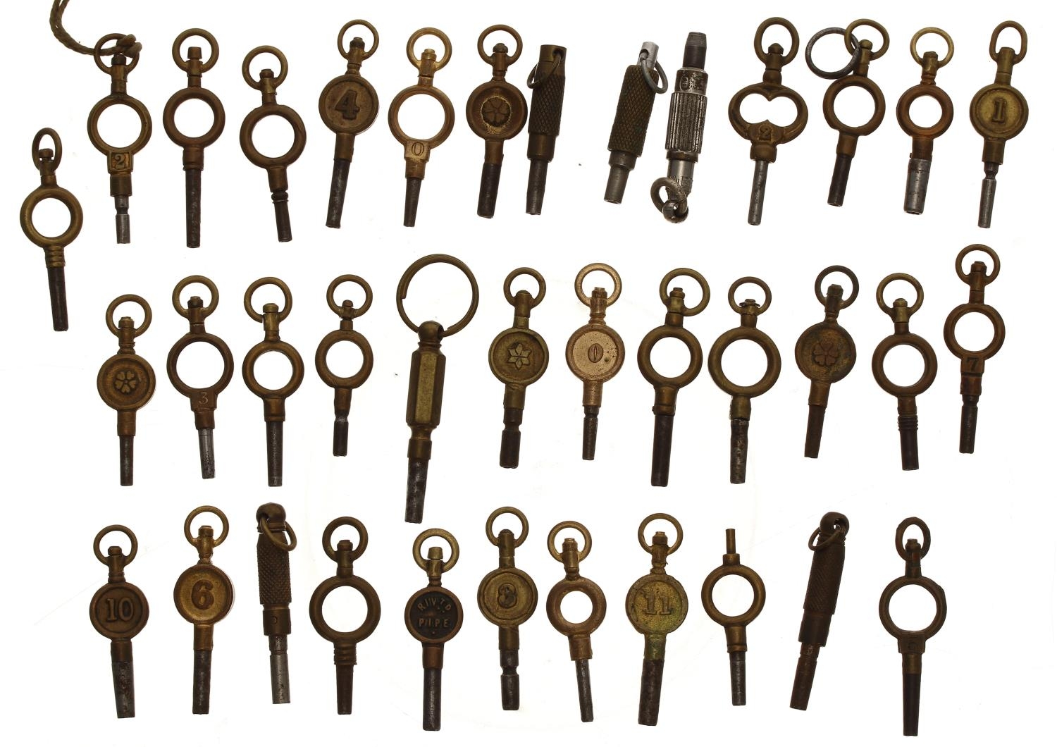 Quantity of assorted pocket watch keys, various sizes (37)