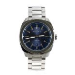 Gucci stainless steel gentleman's wristwatch, reference no. 142.3, blue dial, quartz, Gucci bracelet