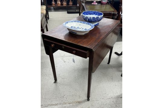 19th century mahogany Pembroke table, with a single frieze drawer upon tapering square legs - Image 1 of 2