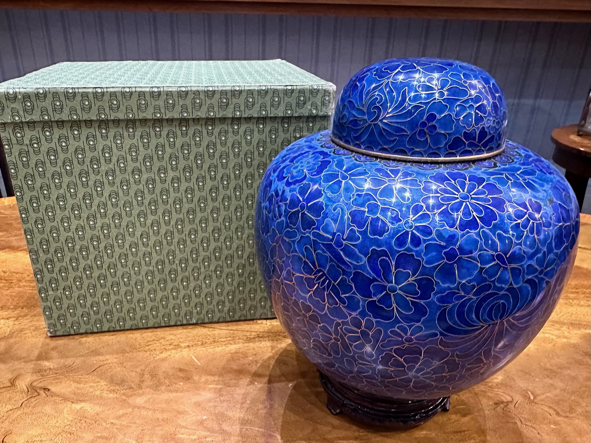 Cloisonne Ginger Jar with lid, in original box with stand. Measures 9'' plus stand. Dark blue and - Image 6 of 7