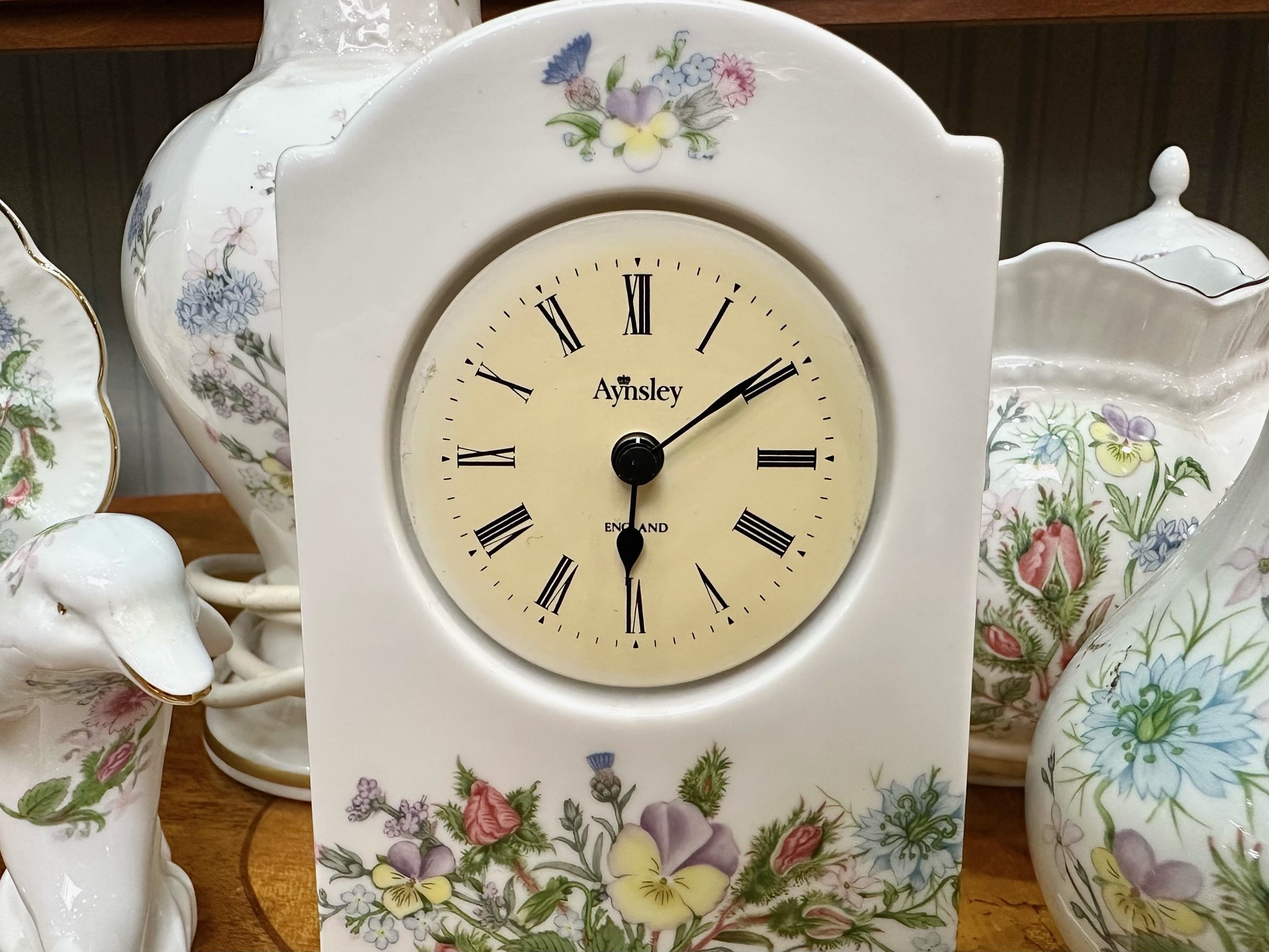 Quantity of Aynsley 'Wild Tudor' Bone China, comprising table lamp, mantle clock, planter, - Image 4 of 5