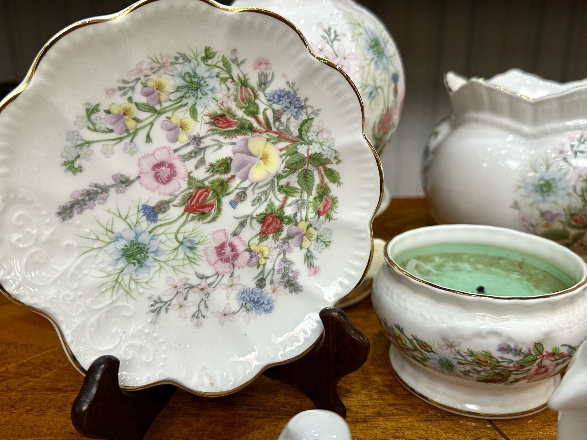 Quantity of Aynsley 'Wild Tudor' Bone China, comprising table lamp, mantle clock, planter, - Image 5 of 5