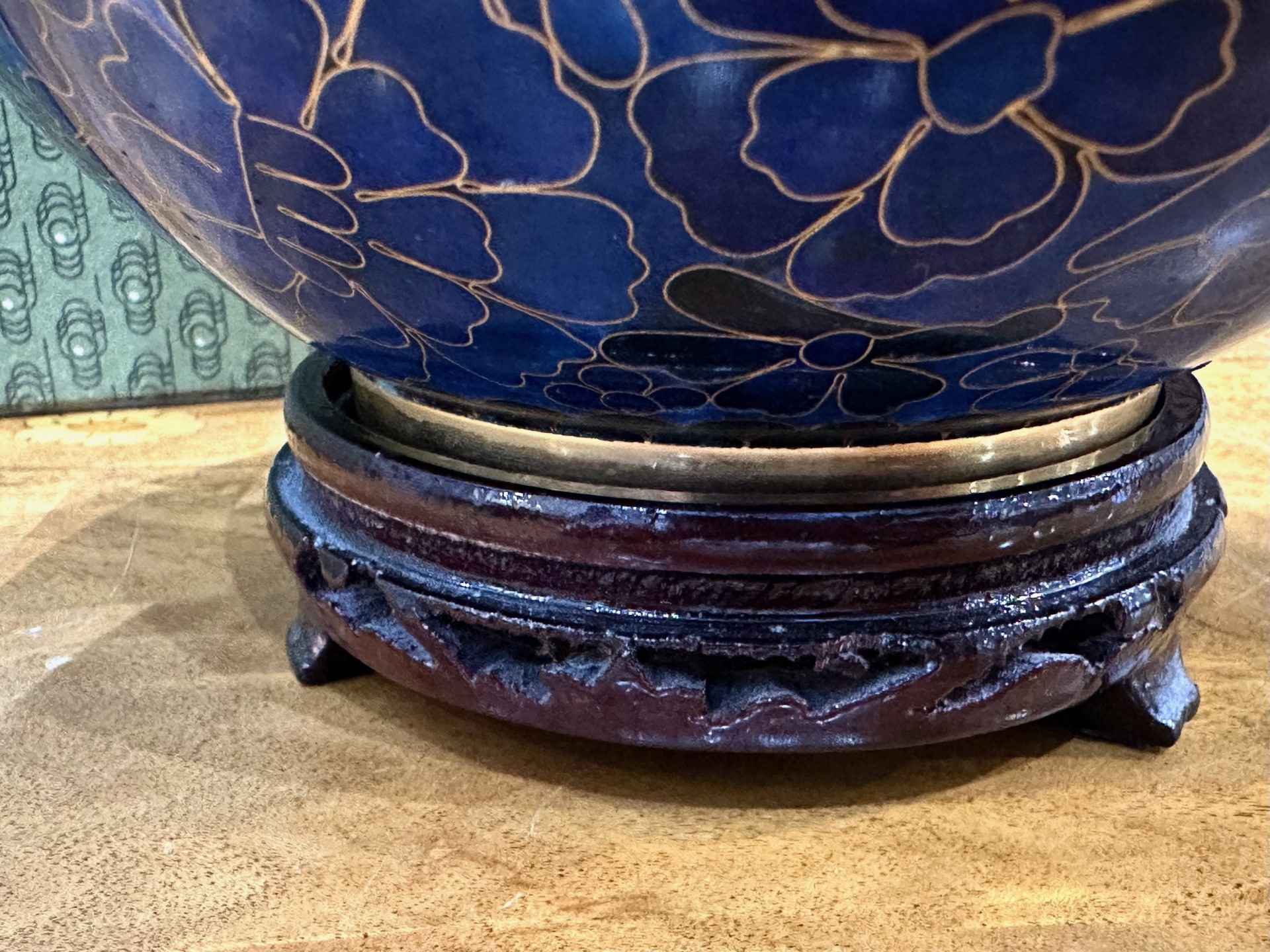 Cloisonne Ginger Jar with lid, in original box with stand. Measures 9'' plus stand. Dark blue and - Image 3 of 7