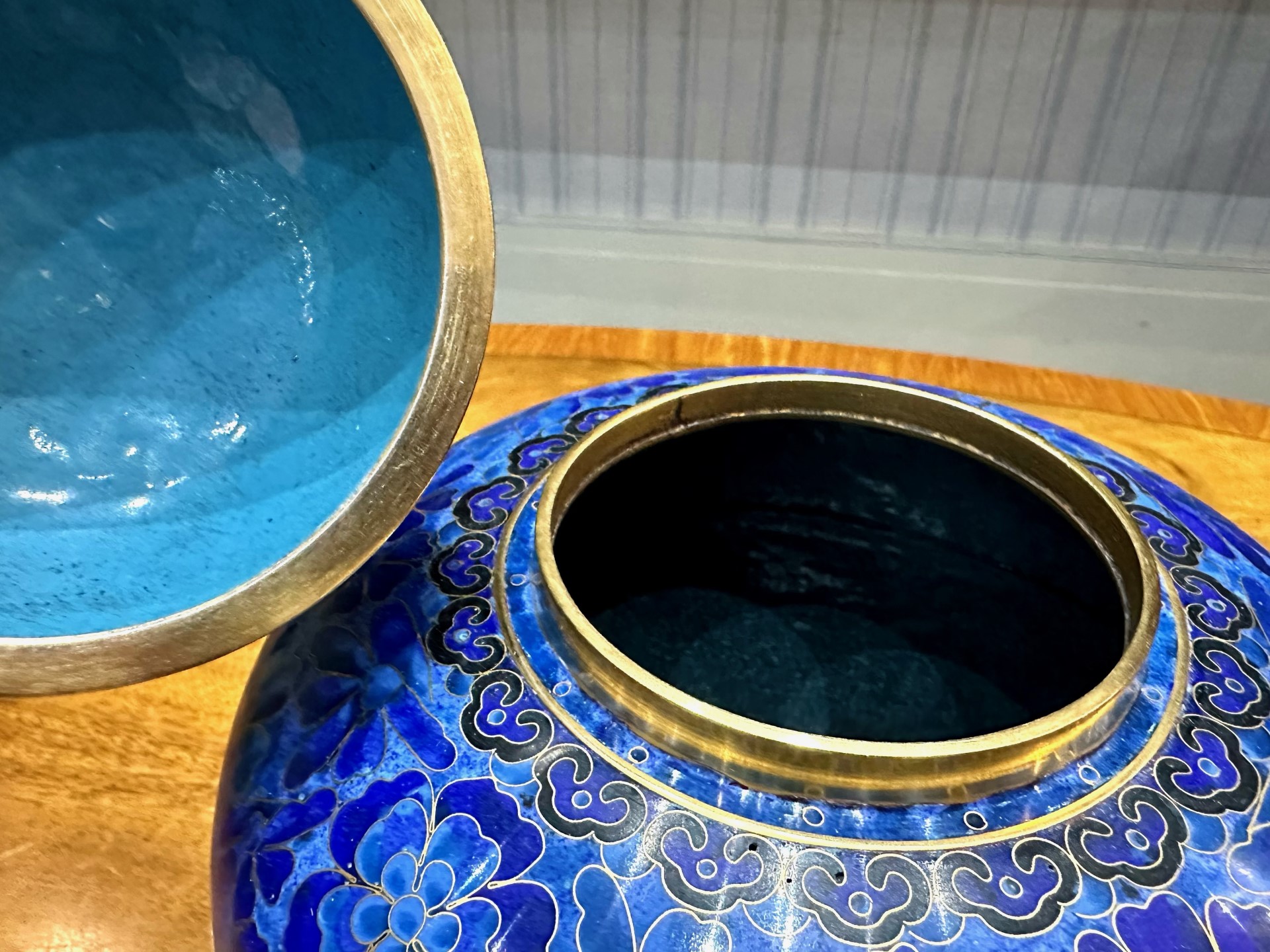 Cloisonne Ginger Jar with lid, in original box with stand. Measures 9'' plus stand. Dark blue and - Image 5 of 7