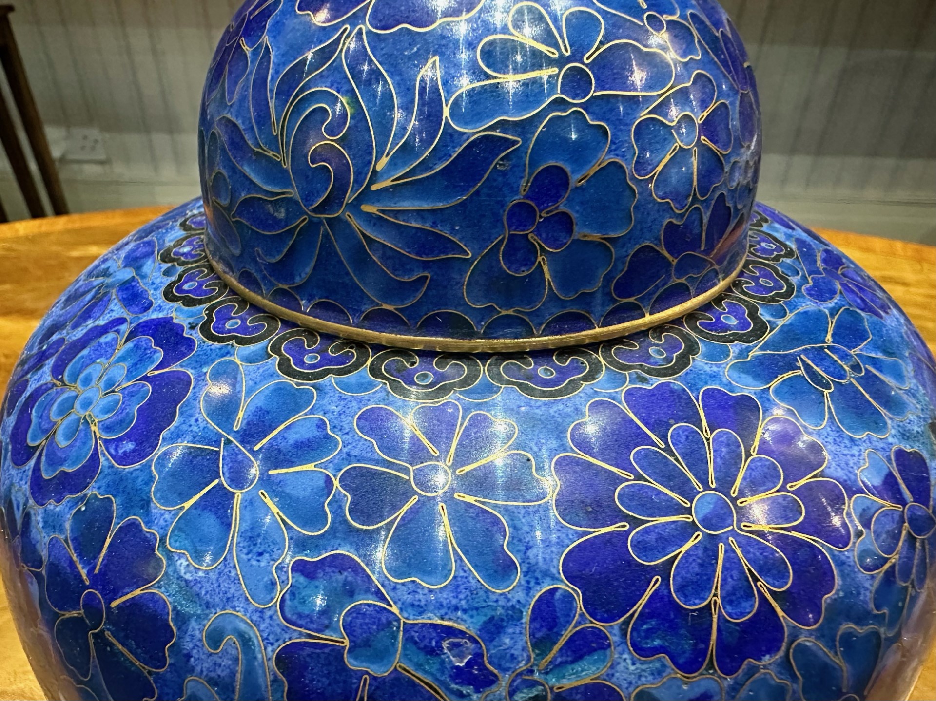 Cloisonne Ginger Jar with lid, in original box with stand. Measures 9'' plus stand. Dark blue and - Image 4 of 7