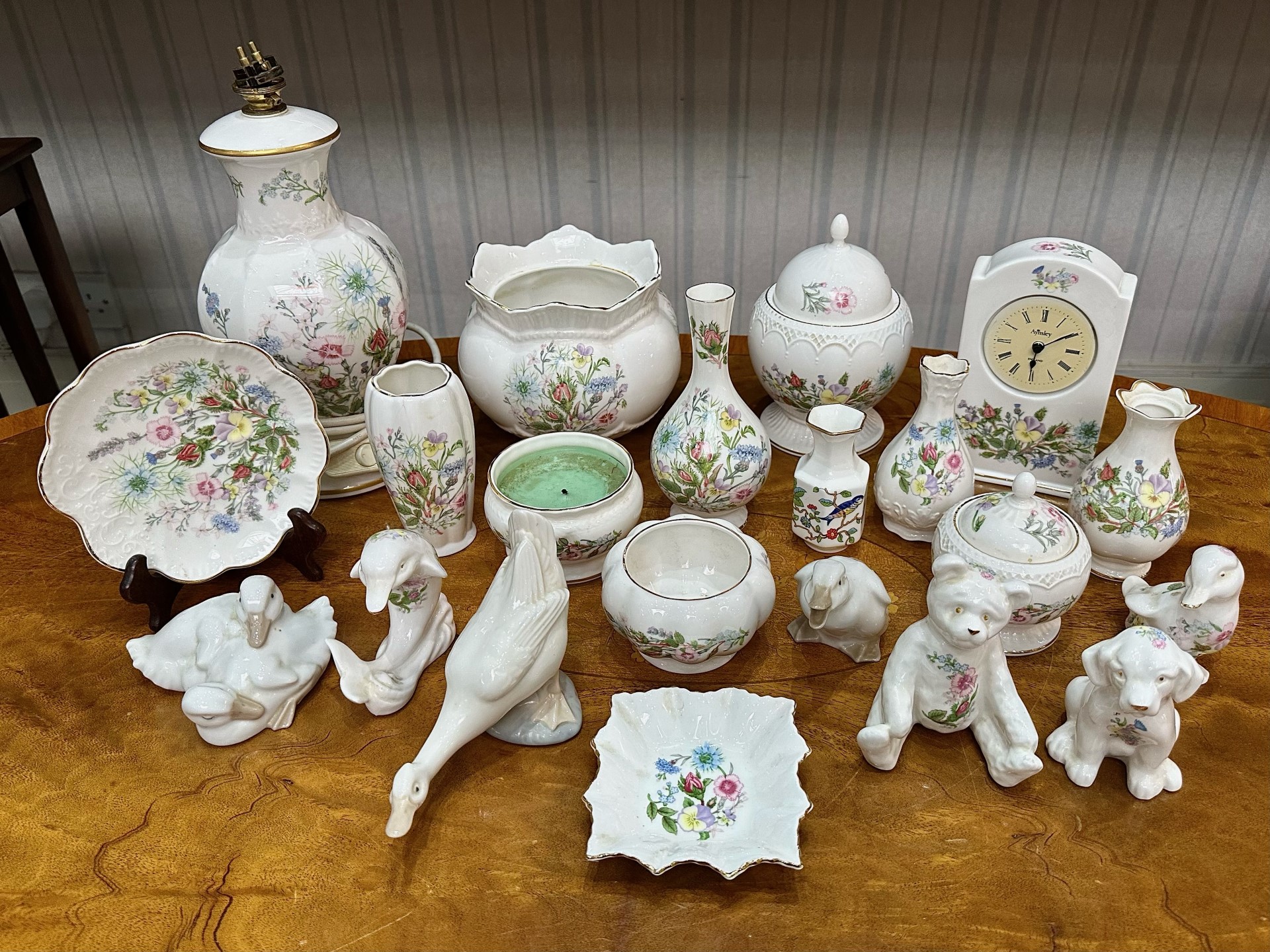 Quantity of Aynsley 'Wild Tudor' Bone China, comprising table lamp, mantle clock, planter,