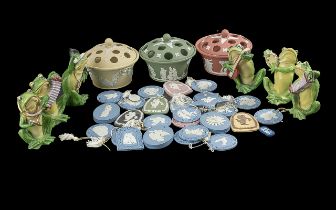 Collection of Assorted Wedgwood, including three lidded pot-pourri bowls in green, terracotta, and