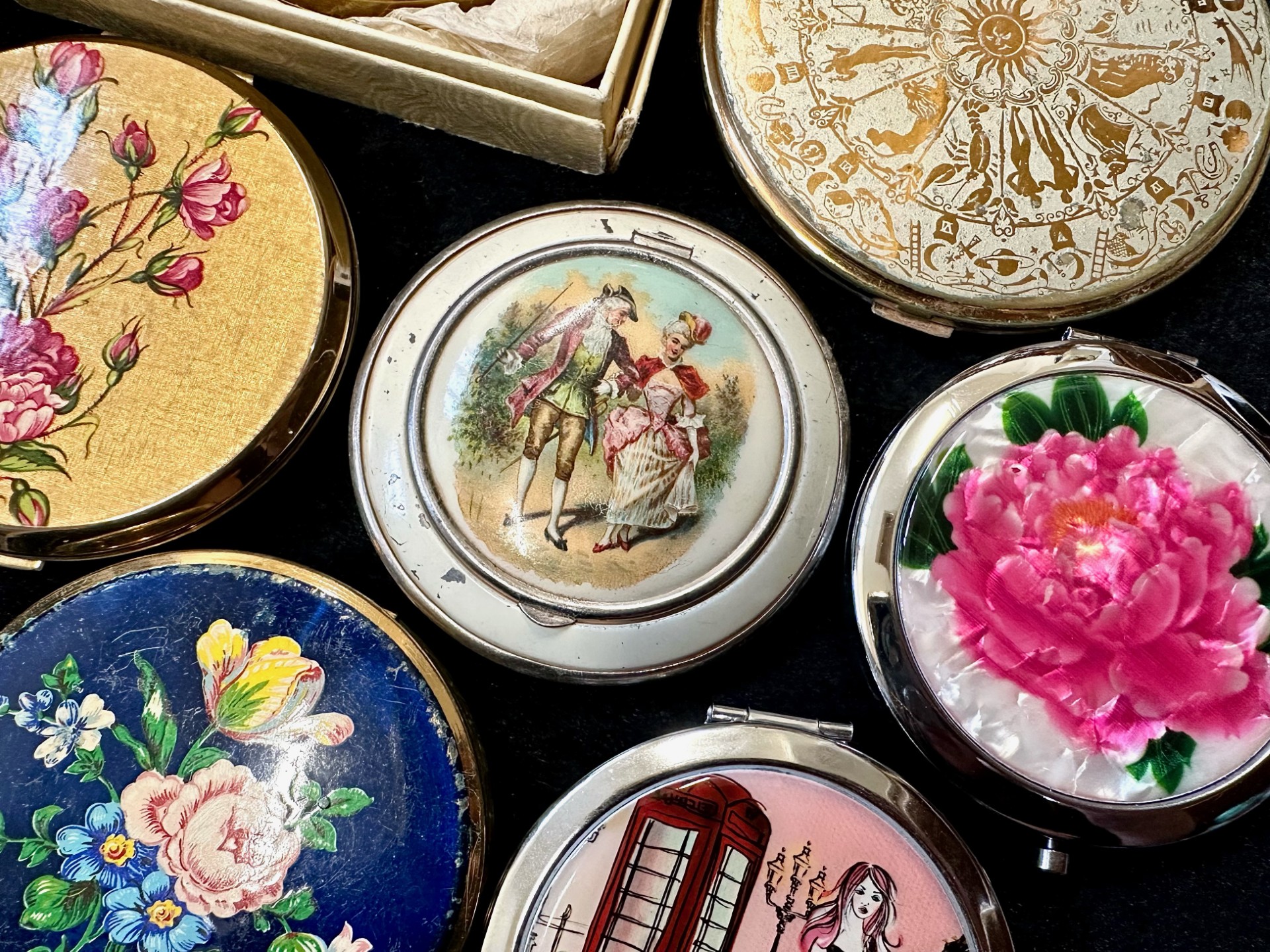 A Collection of Various Assorted Compacts, various designs and styles. - Image 3 of 3