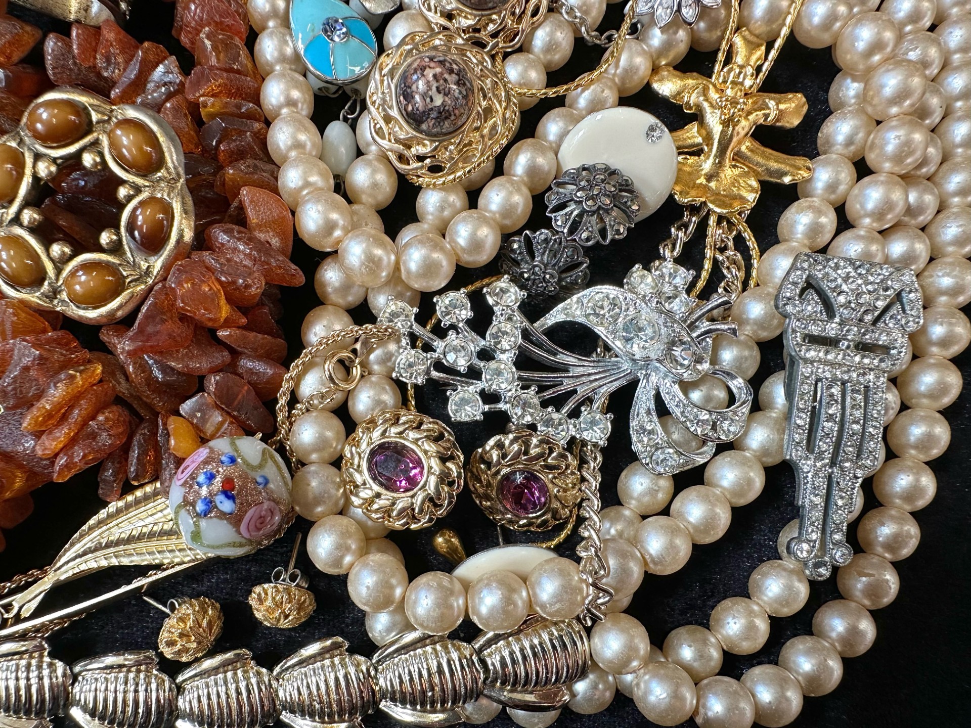 A Collection of Vintage Costume Jewellery to include necklaces, pearls, brooches, gold tone - Image 4 of 4