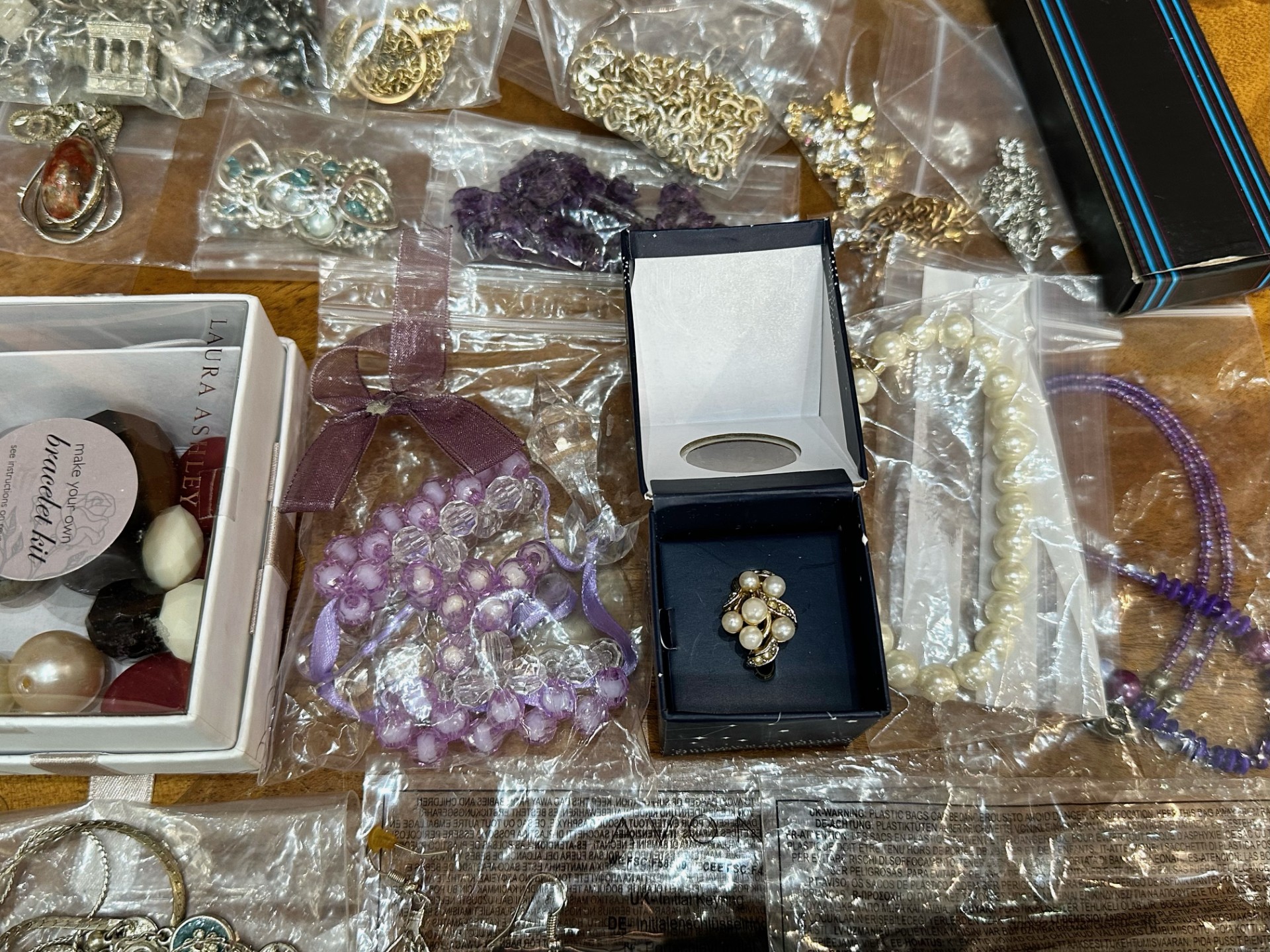 Box of Quality Costume Jewellery, comprising chains, beads, brooches, pendants, bracelets, - Image 6 of 7