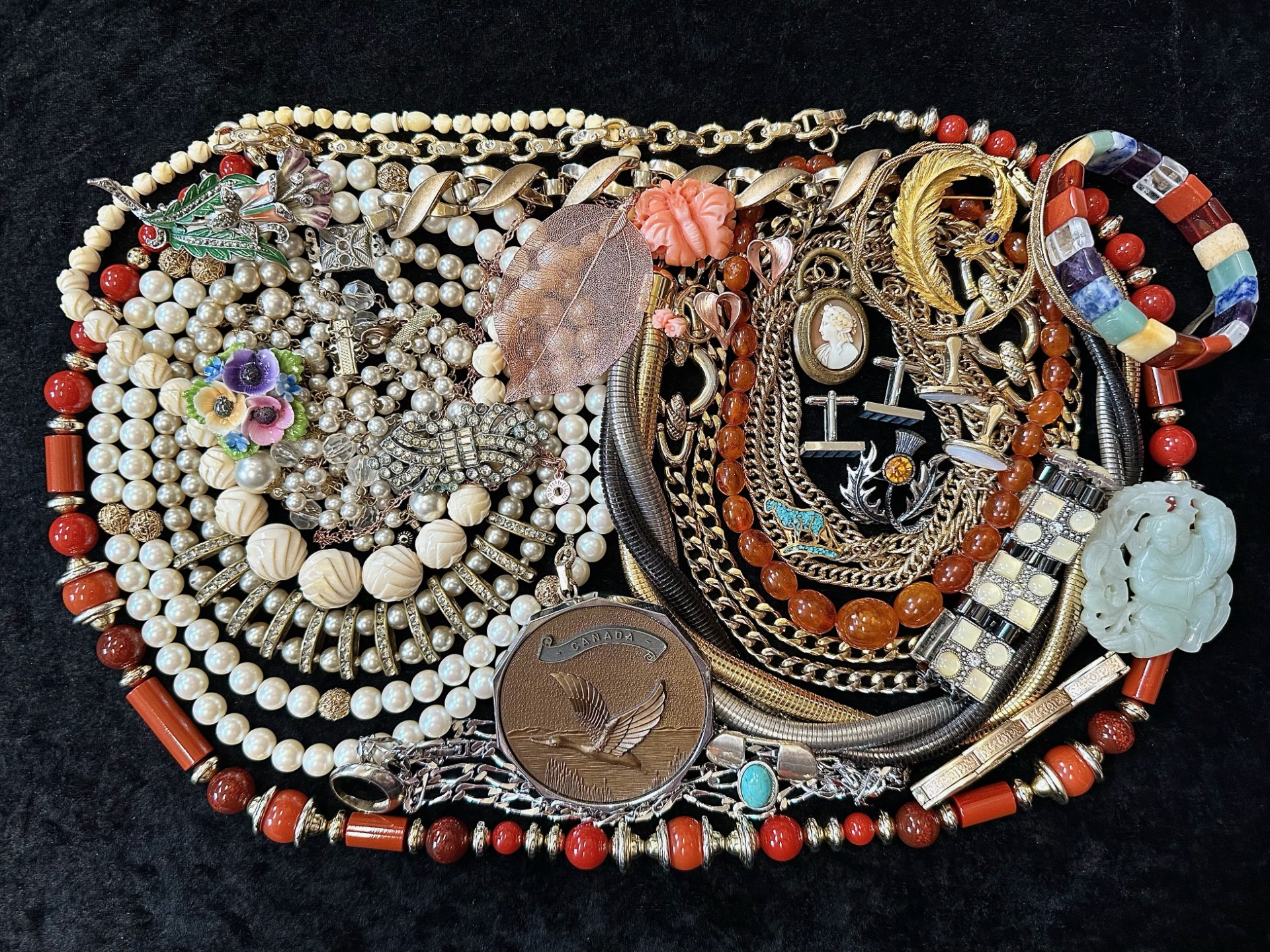 A Collection of Vintage Costume Jewellery to include necklaces, pearls, brooches, gold tone