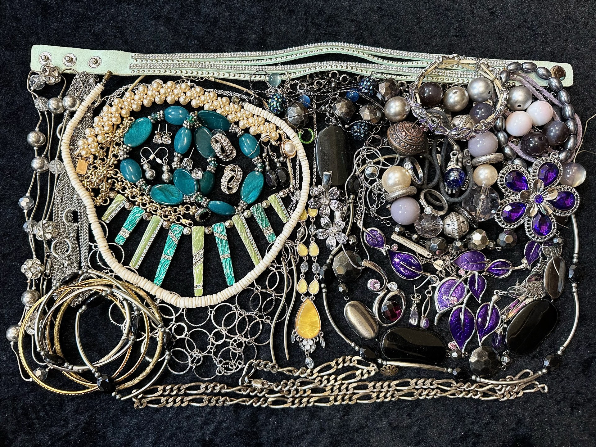 A Collection of Vintage Costume Jewellery to include necklaces, pearls, brooches, gold tone