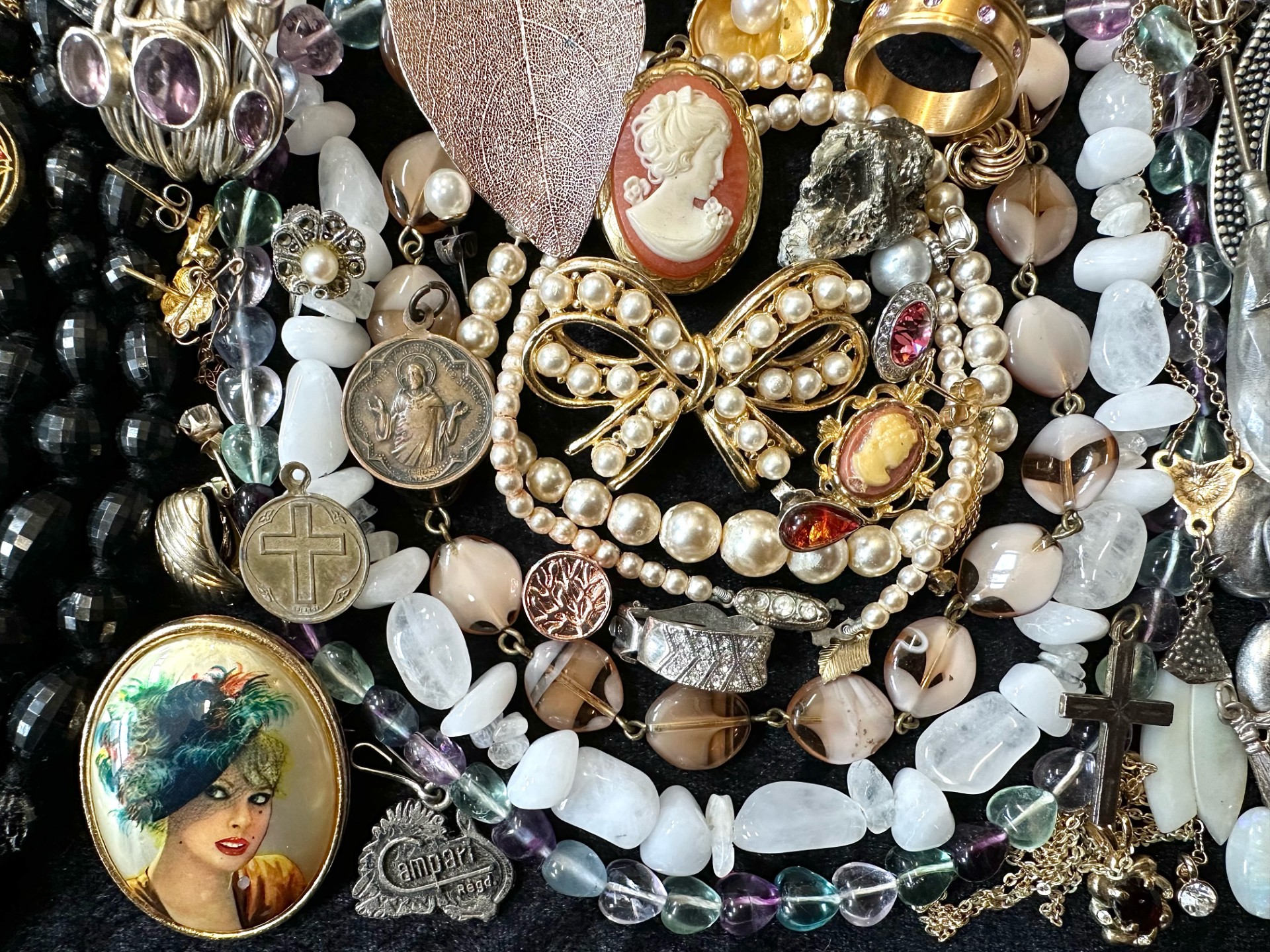 Box of Quality Costume Jewellery, comprising chains, beads, brooches, pendants, bracelets, - Image 2 of 5