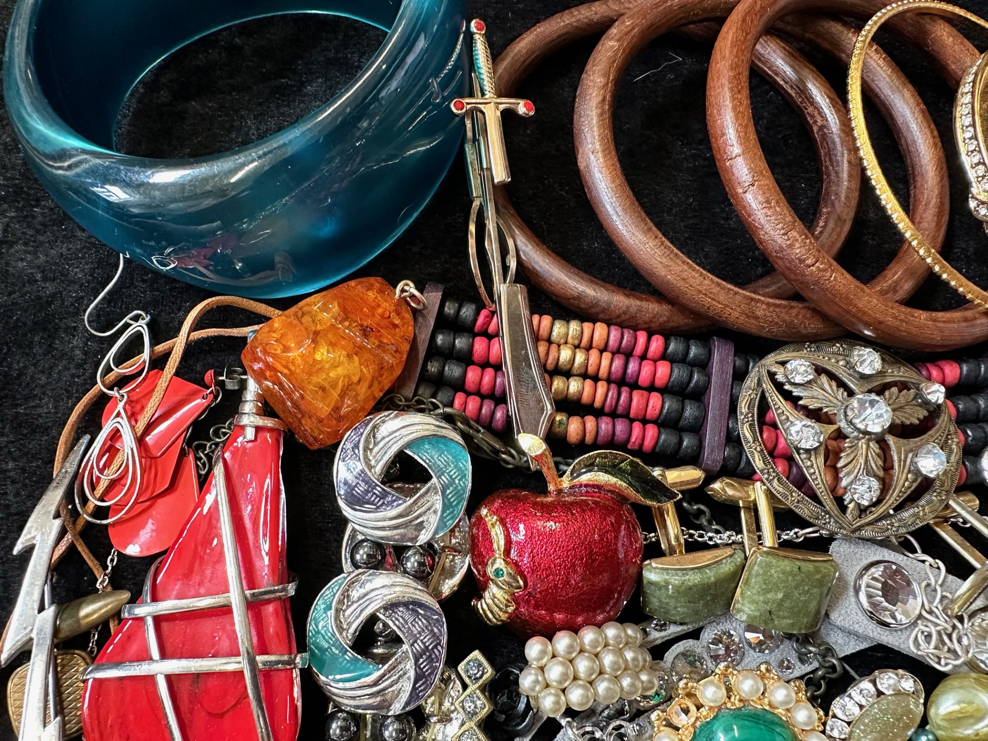 Collection of Quality Costume Jewellery, comprising bangles, bracelets, collar, brooches, - Image 4 of 5