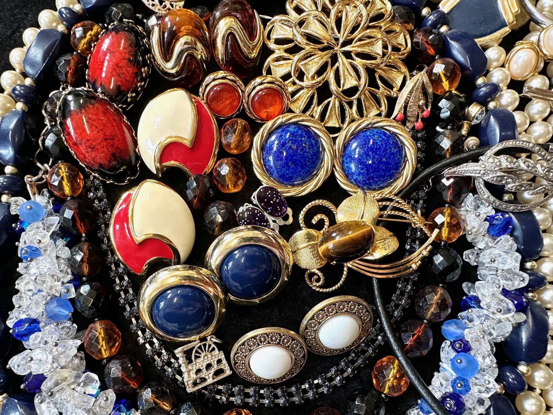 A Collection of Vintage Costume Jewellery to include necklaces, pearls, brooches, gold tone - Image 3 of 4