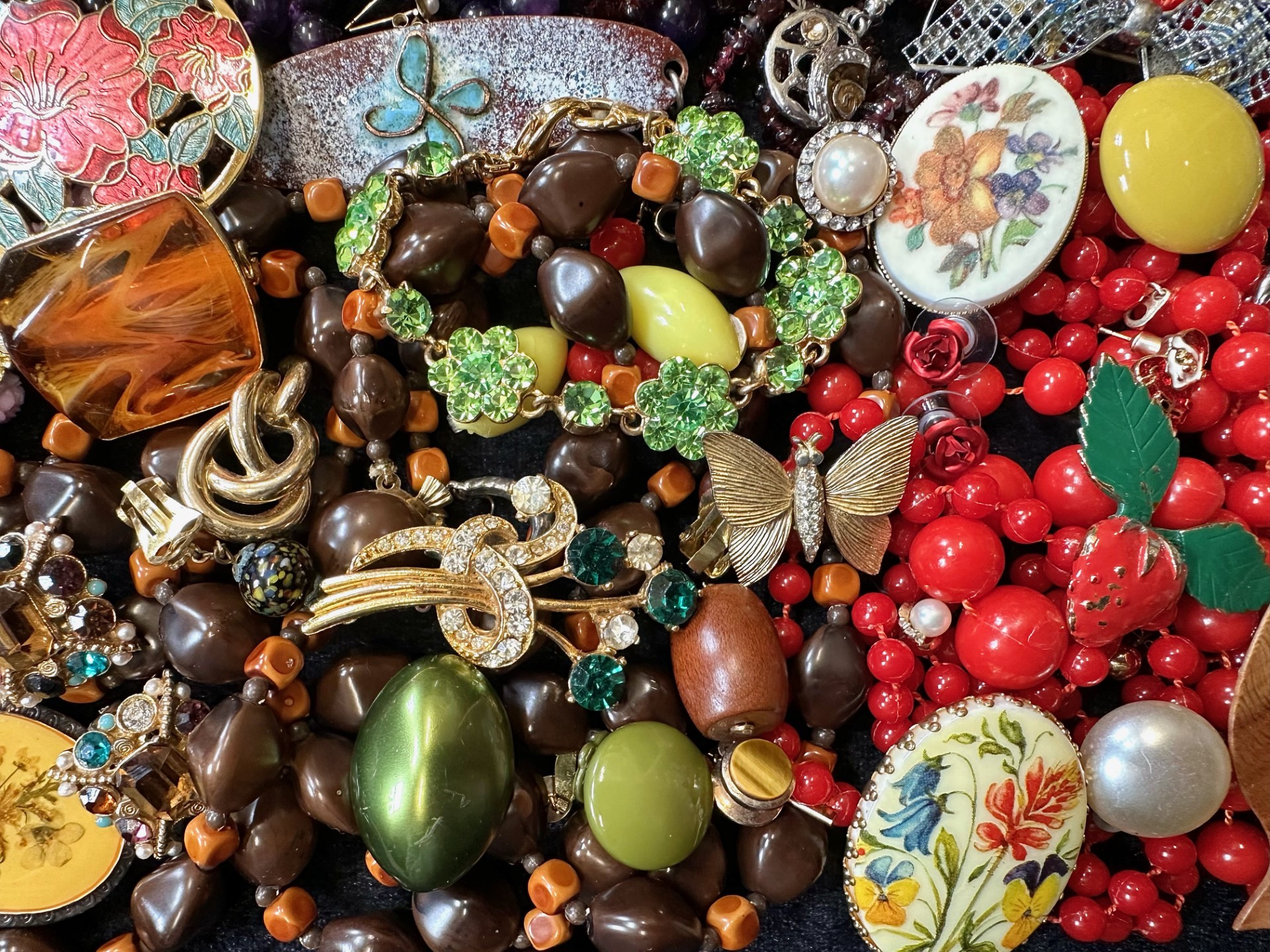 Collection of Costume Jewellery, comprising beads, earrings, necklaces, brooches, bracelets, - Image 3 of 4