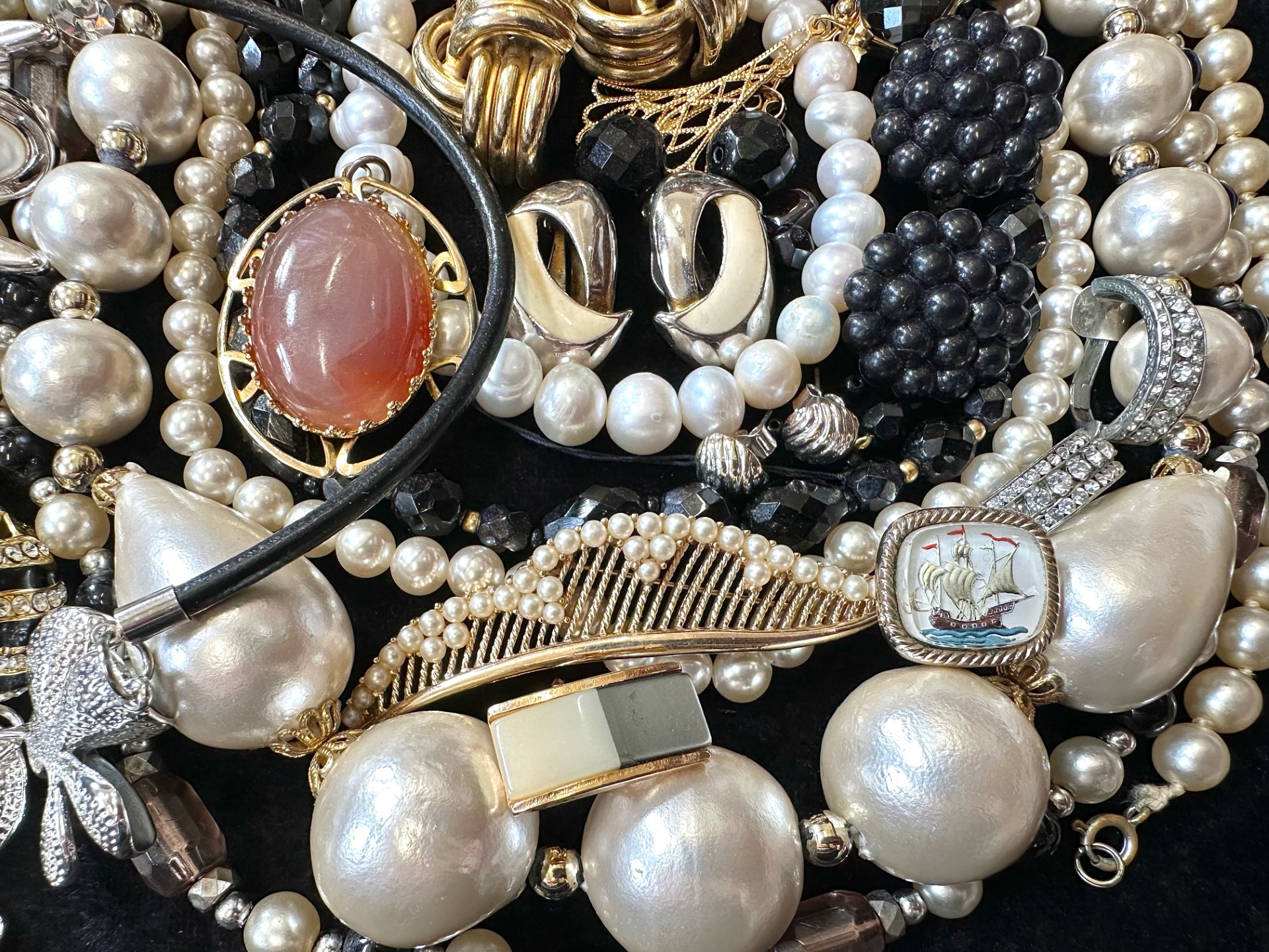 A Collection of Vintage Costume Jewellery to include necklaces, pearls, brooches, gold tone - Image 2 of 4